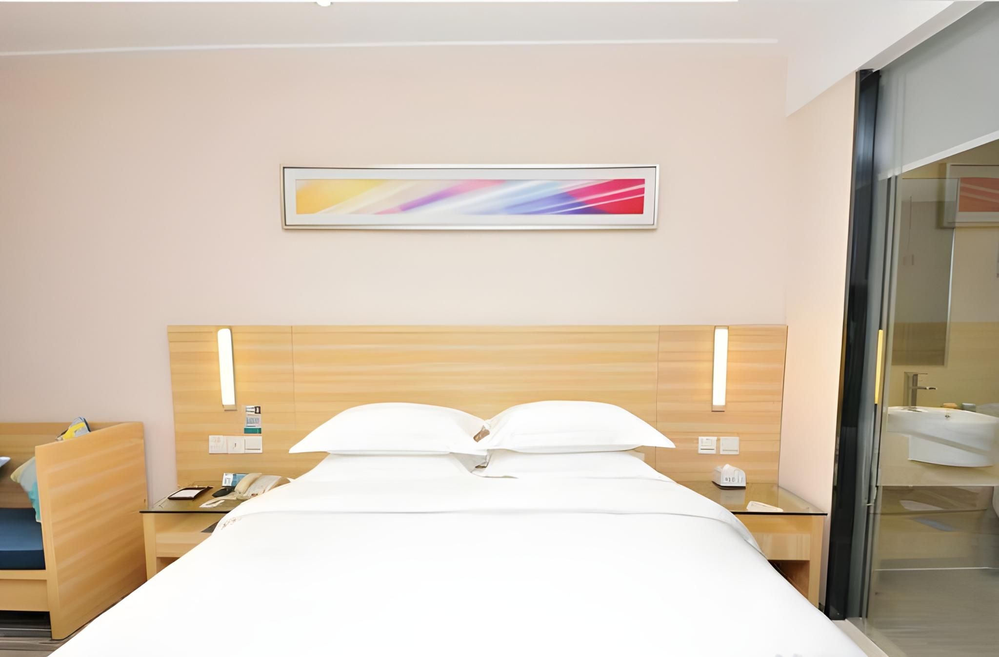 Stand Queen Room