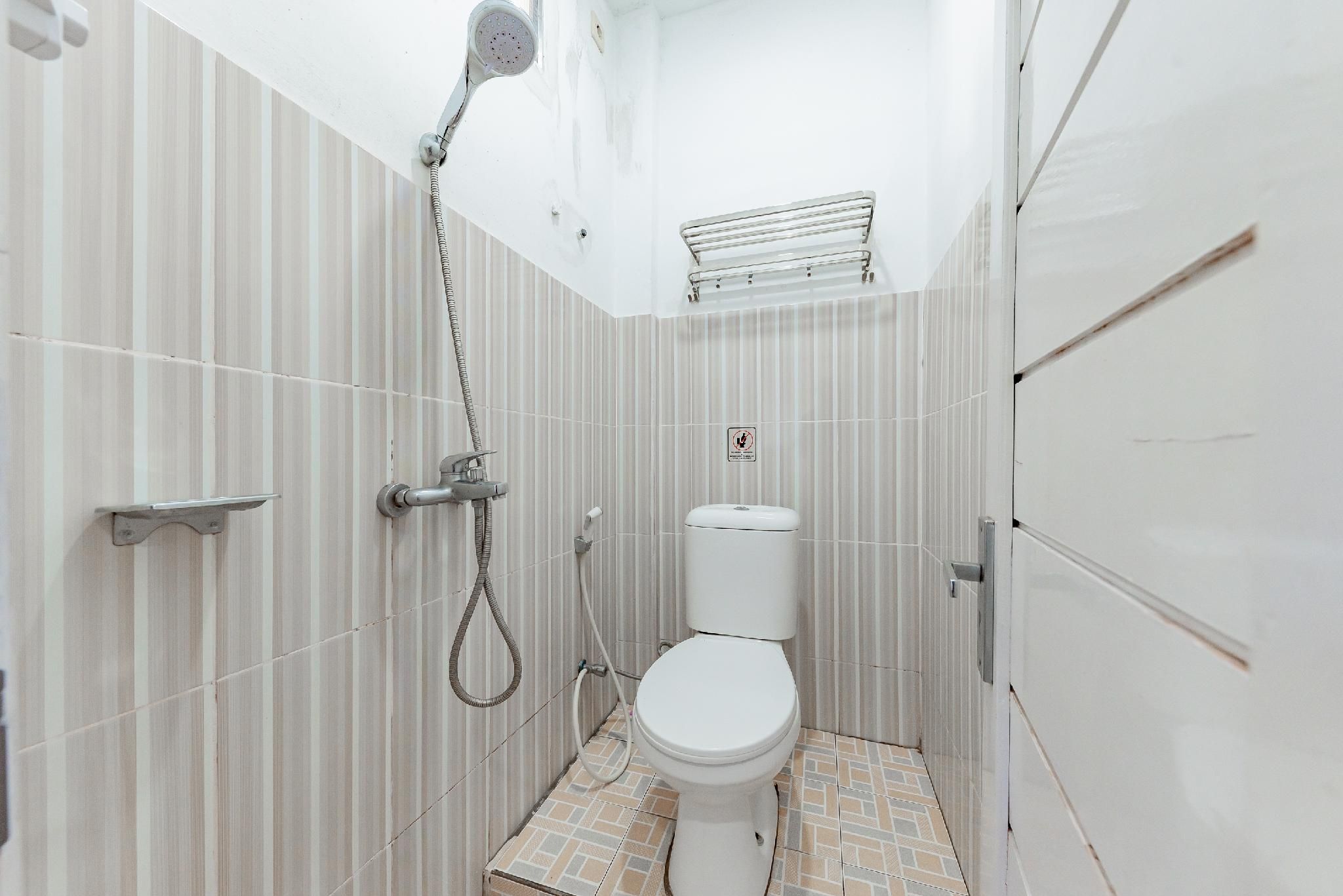 RedDoorz Syariah @ JK Residence Pahlawan Buntok Deluxe Room 3