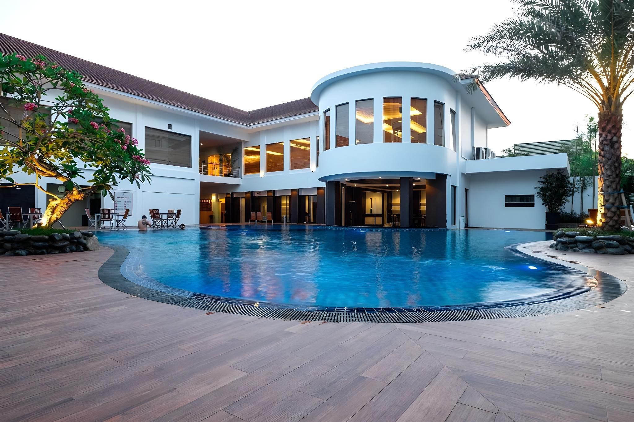 swimming pool [outdoor]