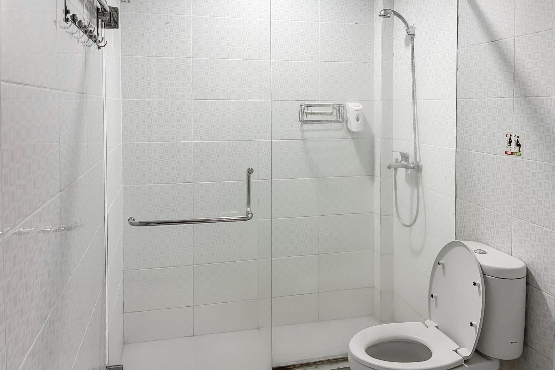 RedDoorz near Mitra Plaza Kota Banjarmasin Suite Room 3