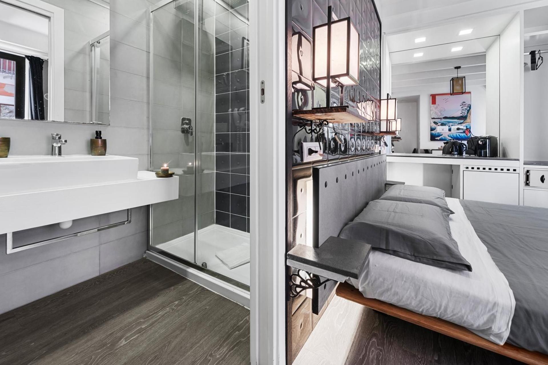 Queen Suite with Spa Bath