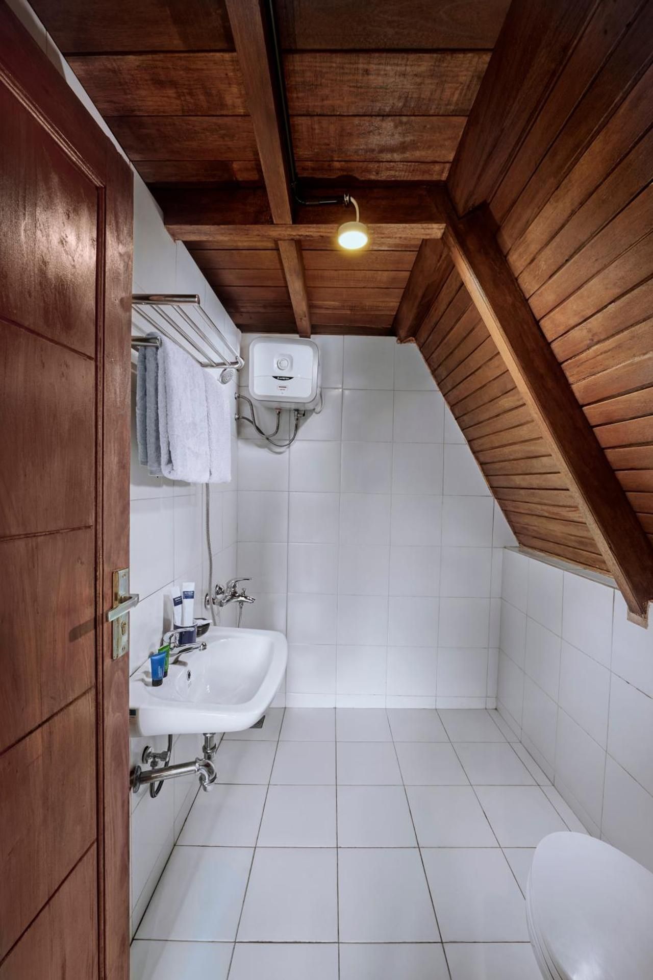 Asmaraloka Villa & Resto Cottage