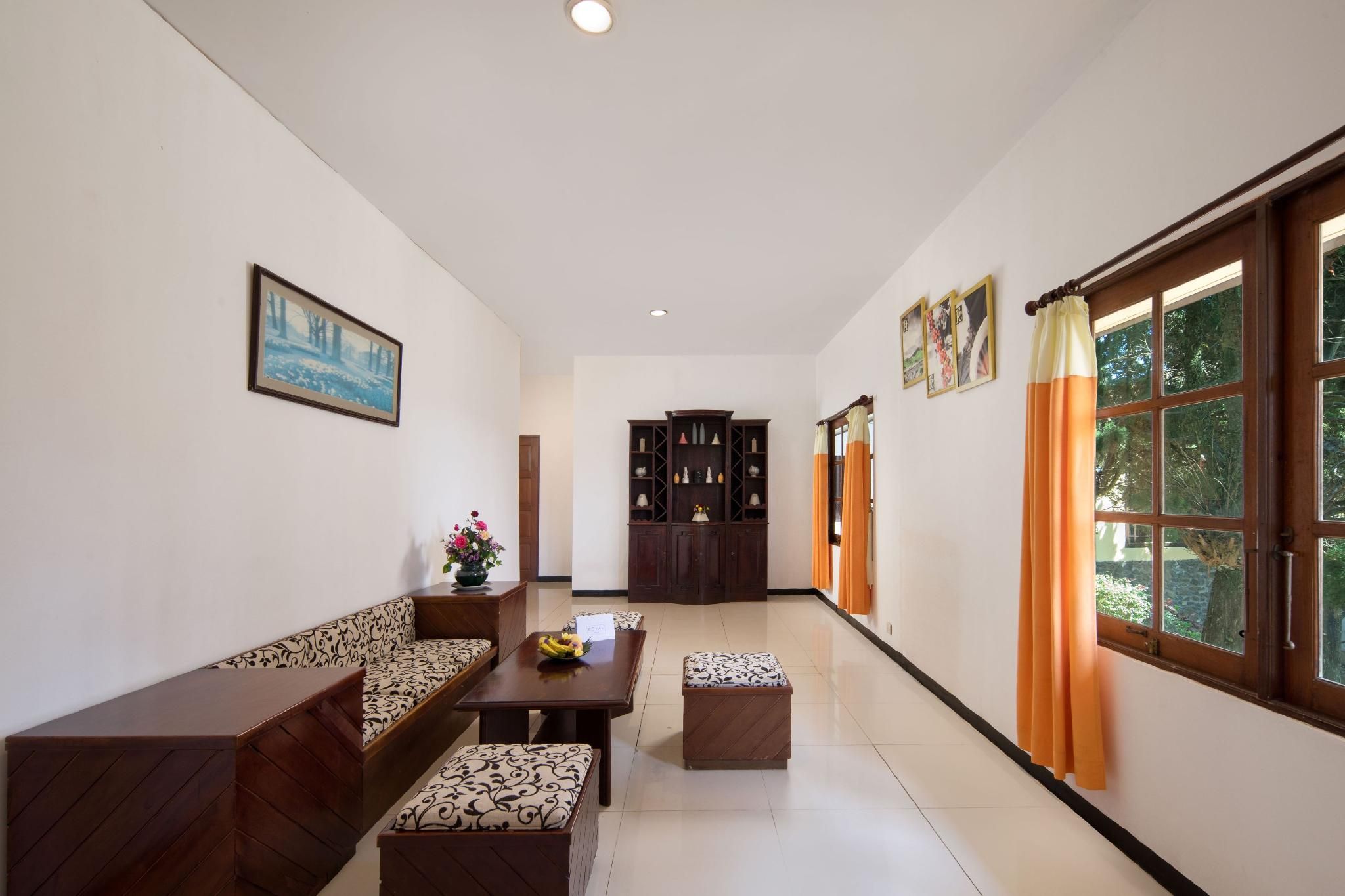 Royal Hotel and Villa Trawas Three Bedroom Villa 3