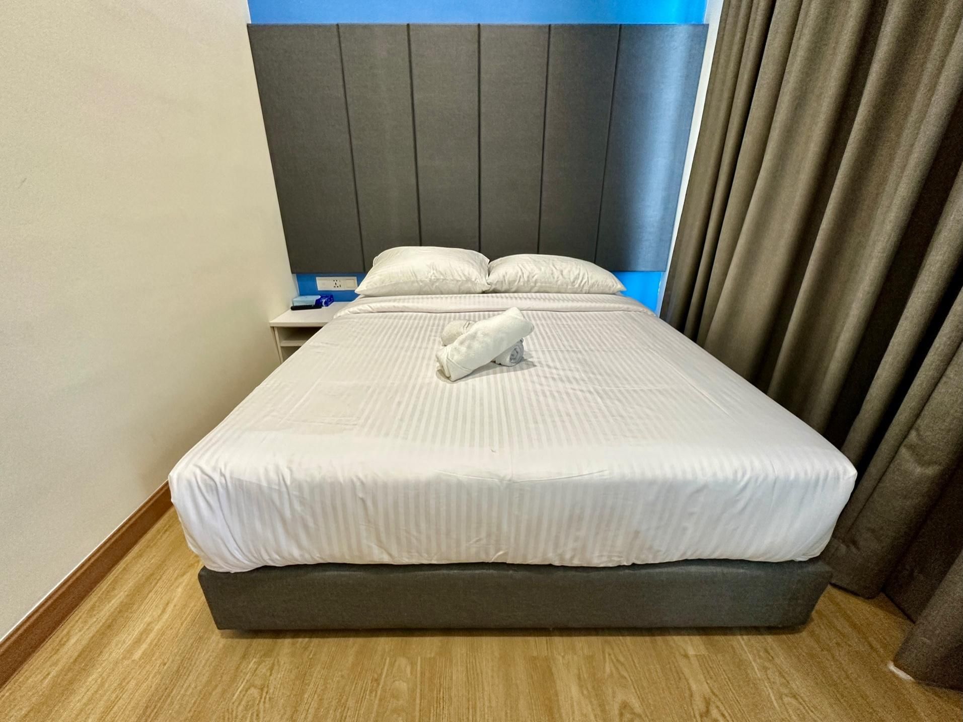 Lodge 10 Hotel Premium Double Room - Non-Smoking 2