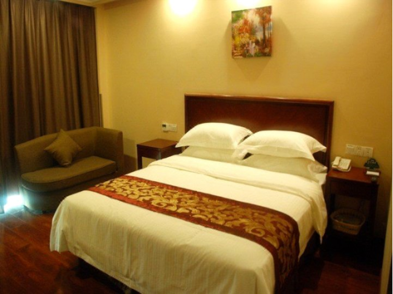 Business Queen Room