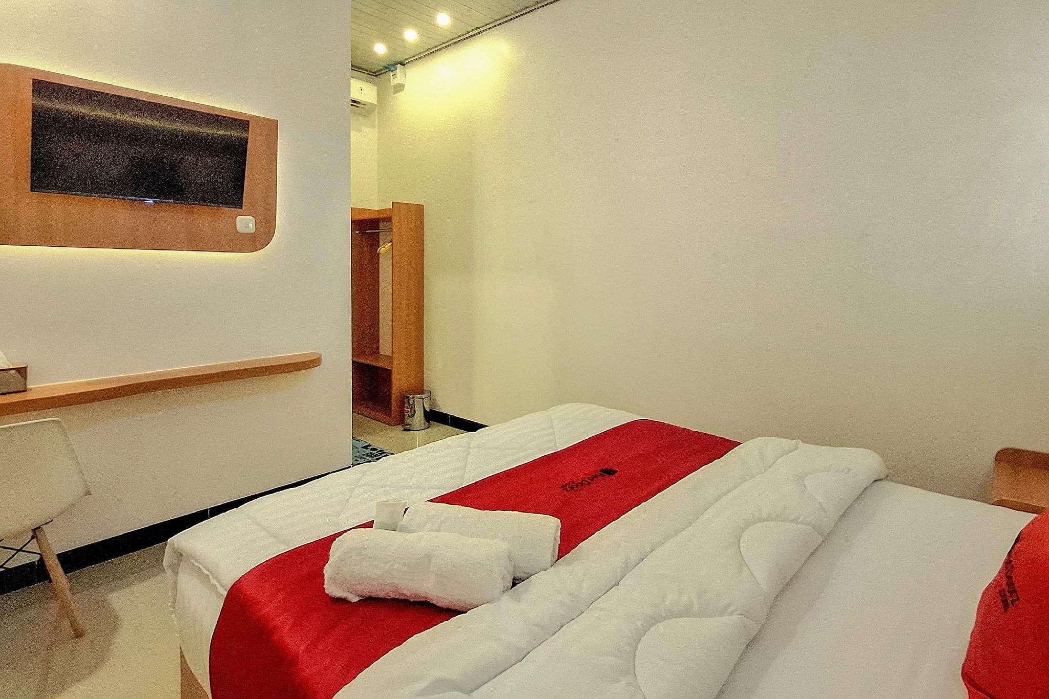 RedDoorz near Kampung Inggris Pare Deluxe Room 2