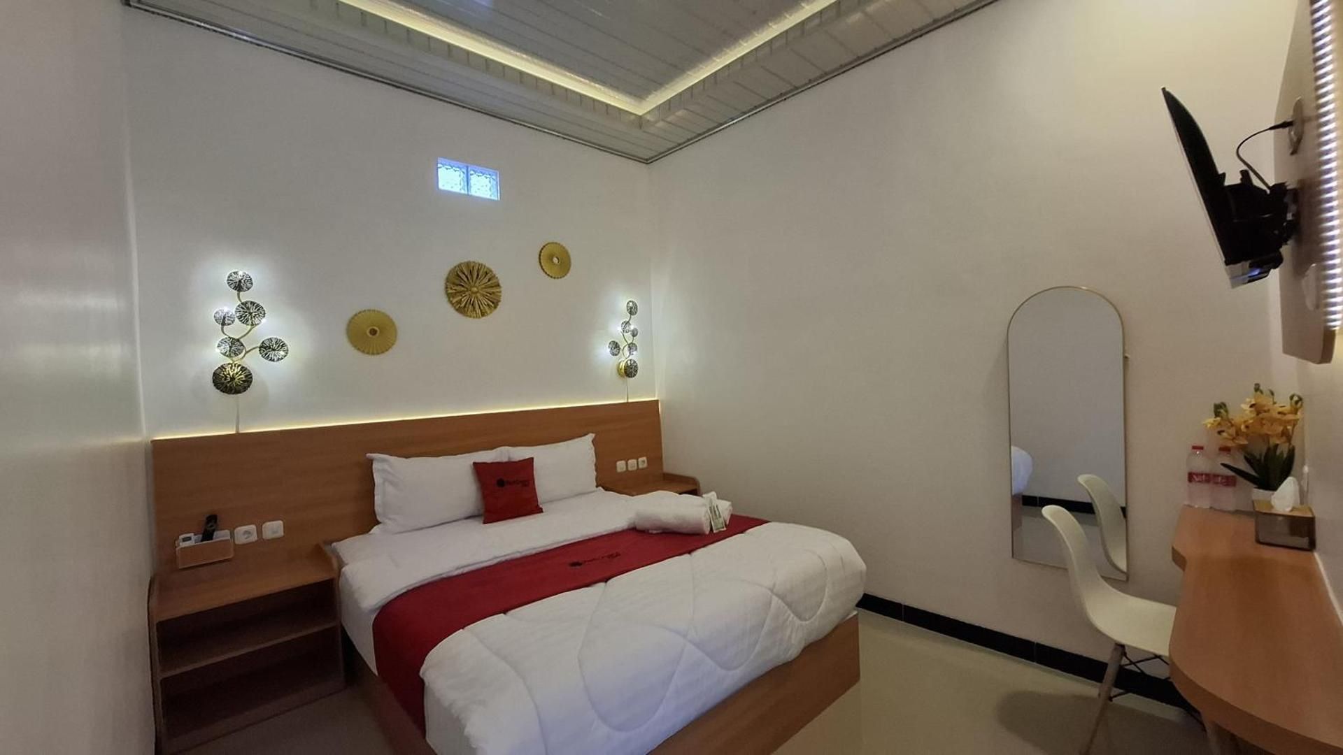 RedDoorz near Kampung Inggris Pare Deluxe Double Room