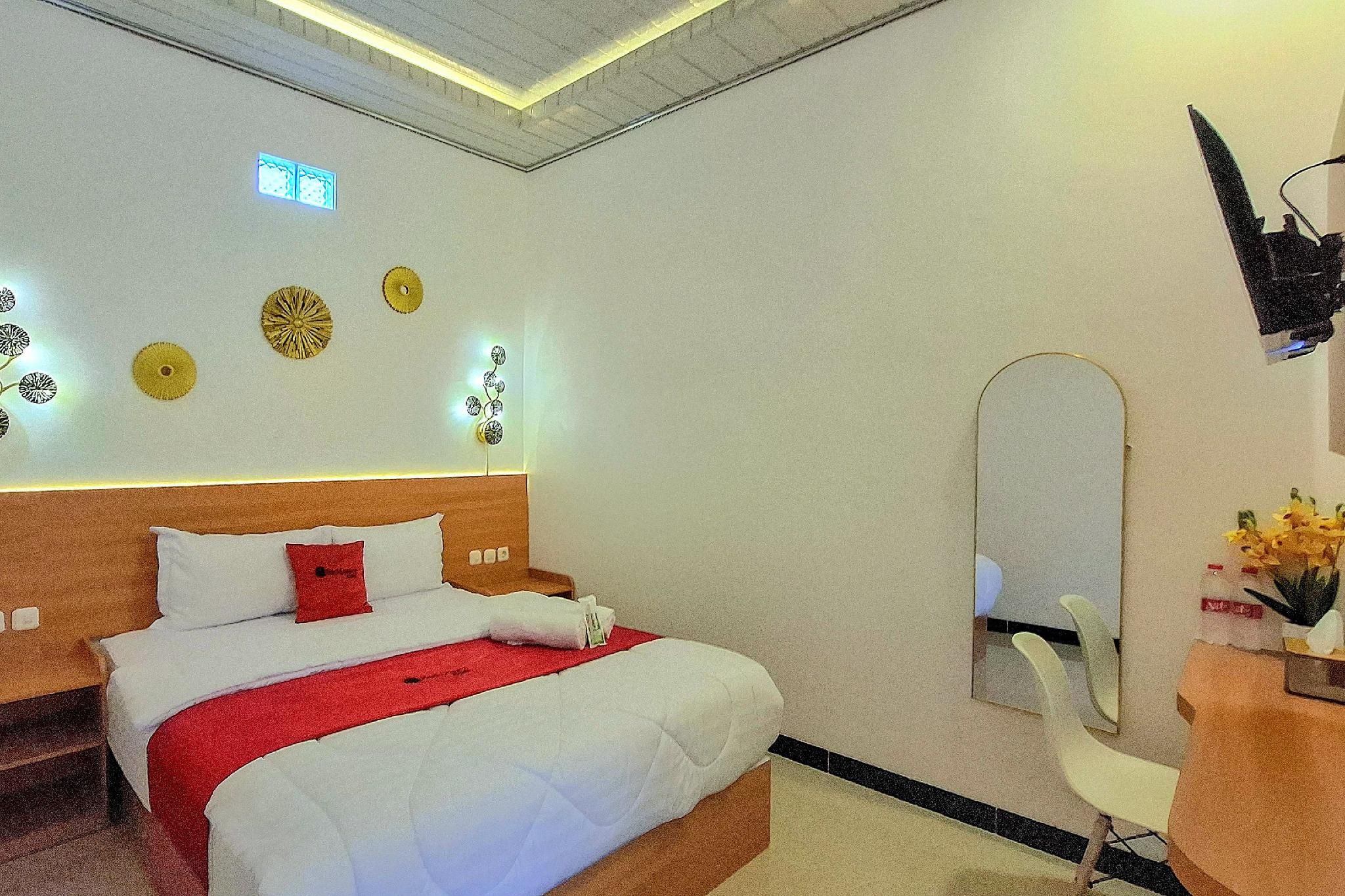 RedDoorz near Kampung Inggris Pare Deluxe Room