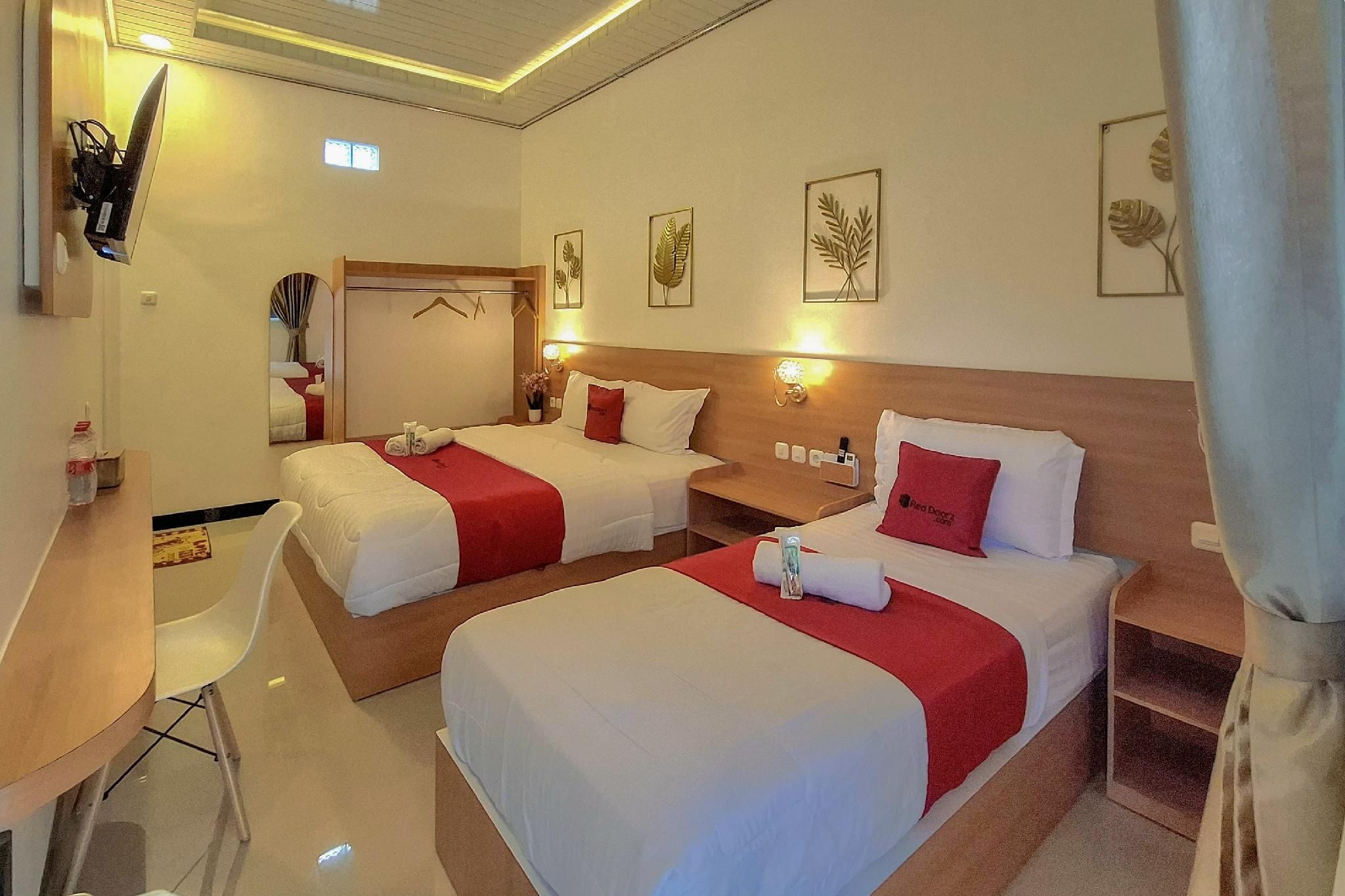 RedDoorz near Kampung Inggris Pare Family Room