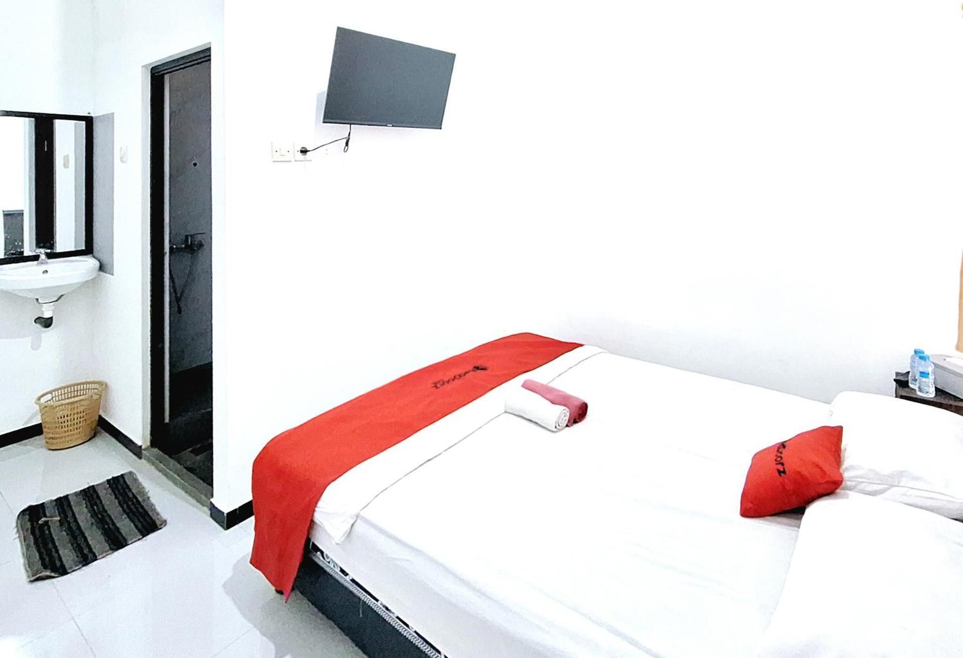 RedDoorz @ Queen Asri Premium Standard Room