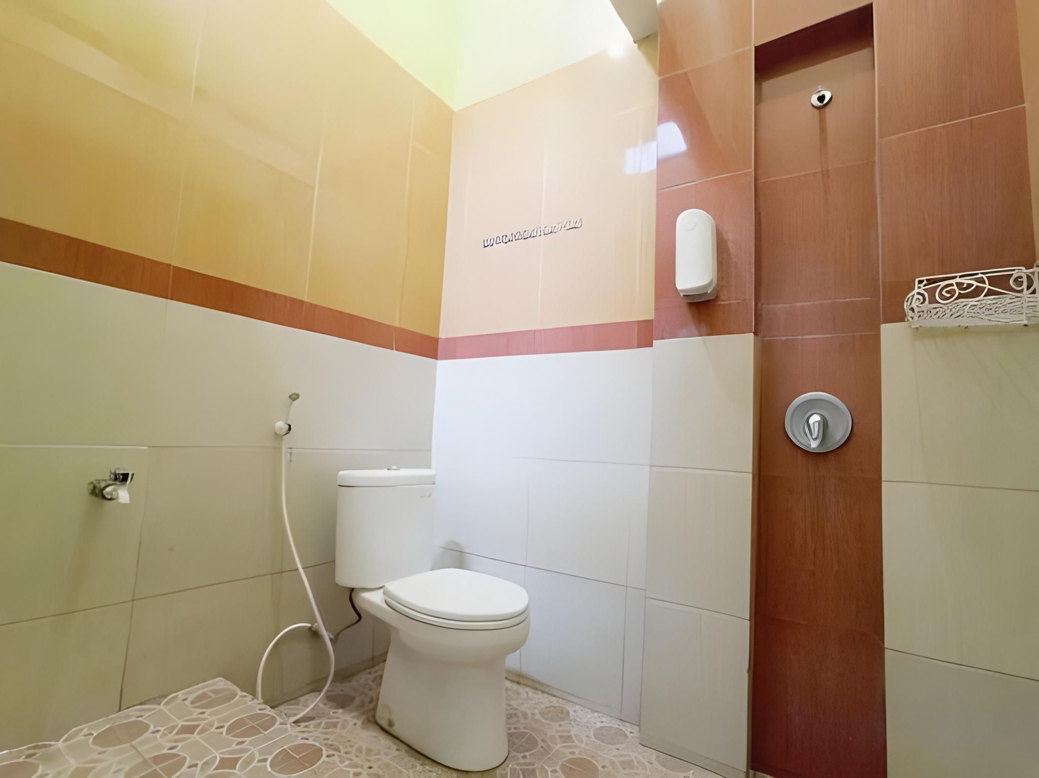 RedDoorz @ Damar Mas Gunung Kelud Kediri Deluxe Room