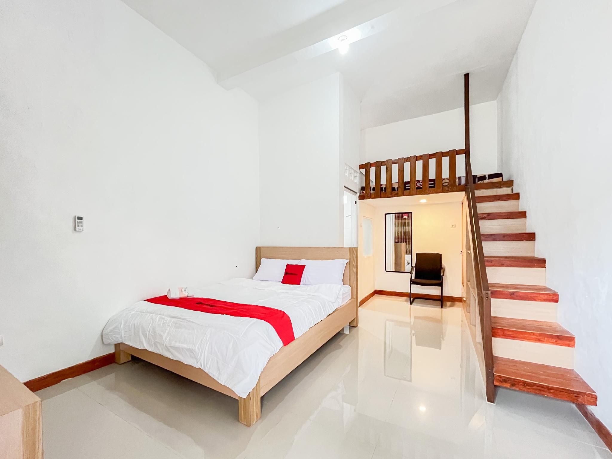 RedDoorz Syariah @ Jl Veteran Kediri Family Room