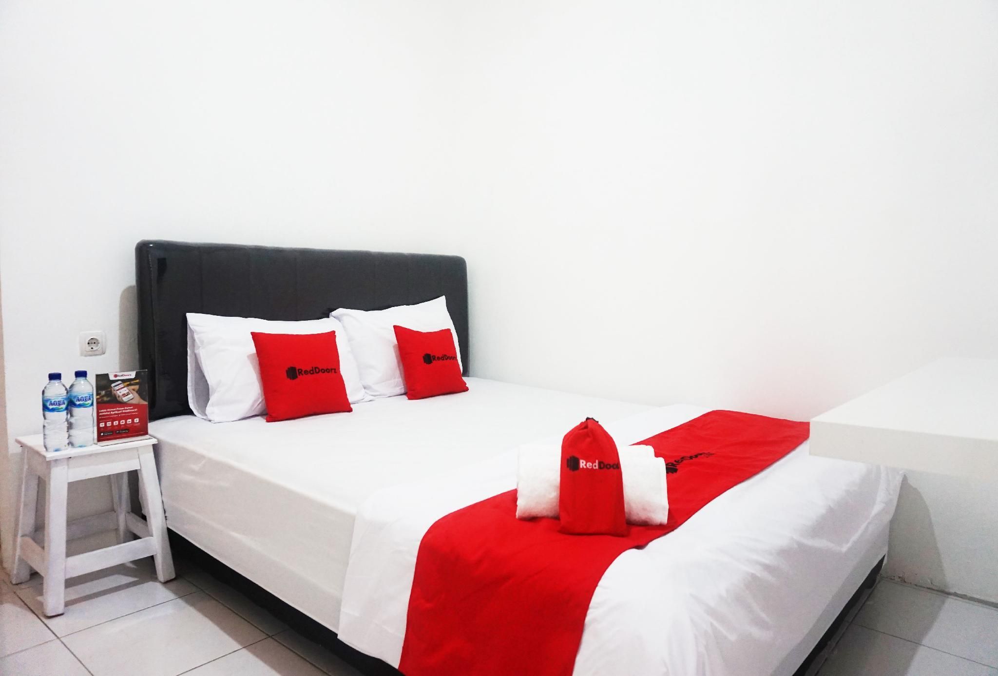 RedDoorz @ Jalan Tanjung Blitar RedDoorz Room