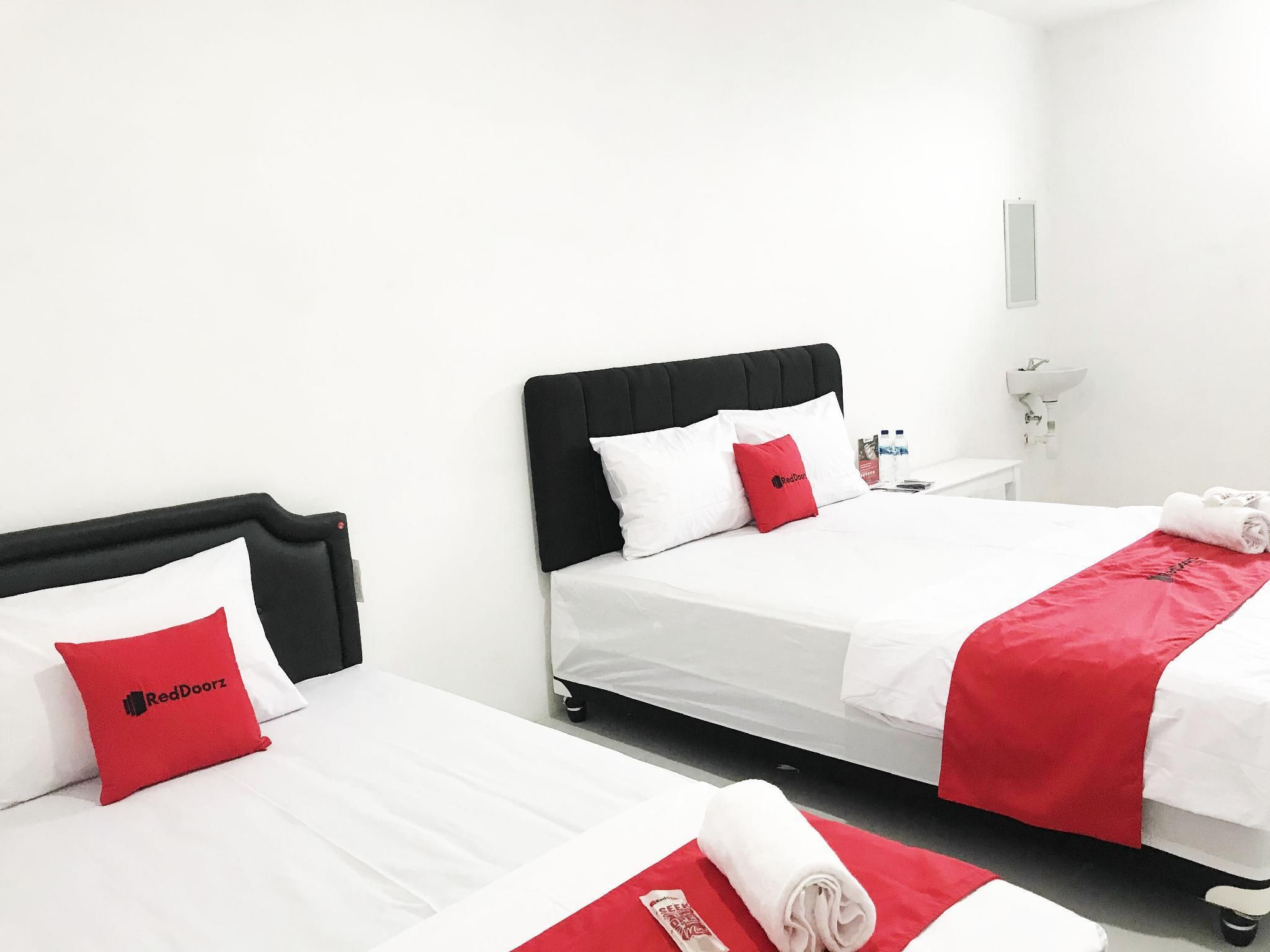 RedDoorz @ Jalan Tanjung Blitar Family Room