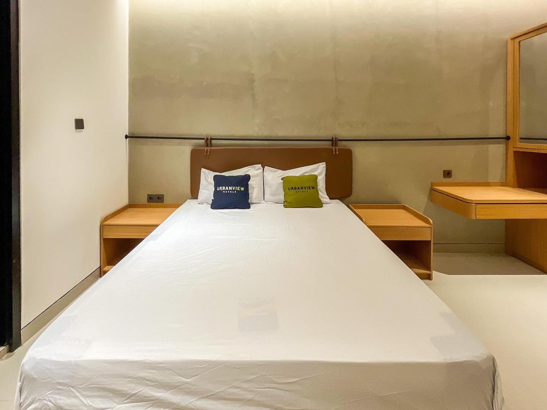 Urbanview Tigatuju Living Blitar Deluxe Room 3