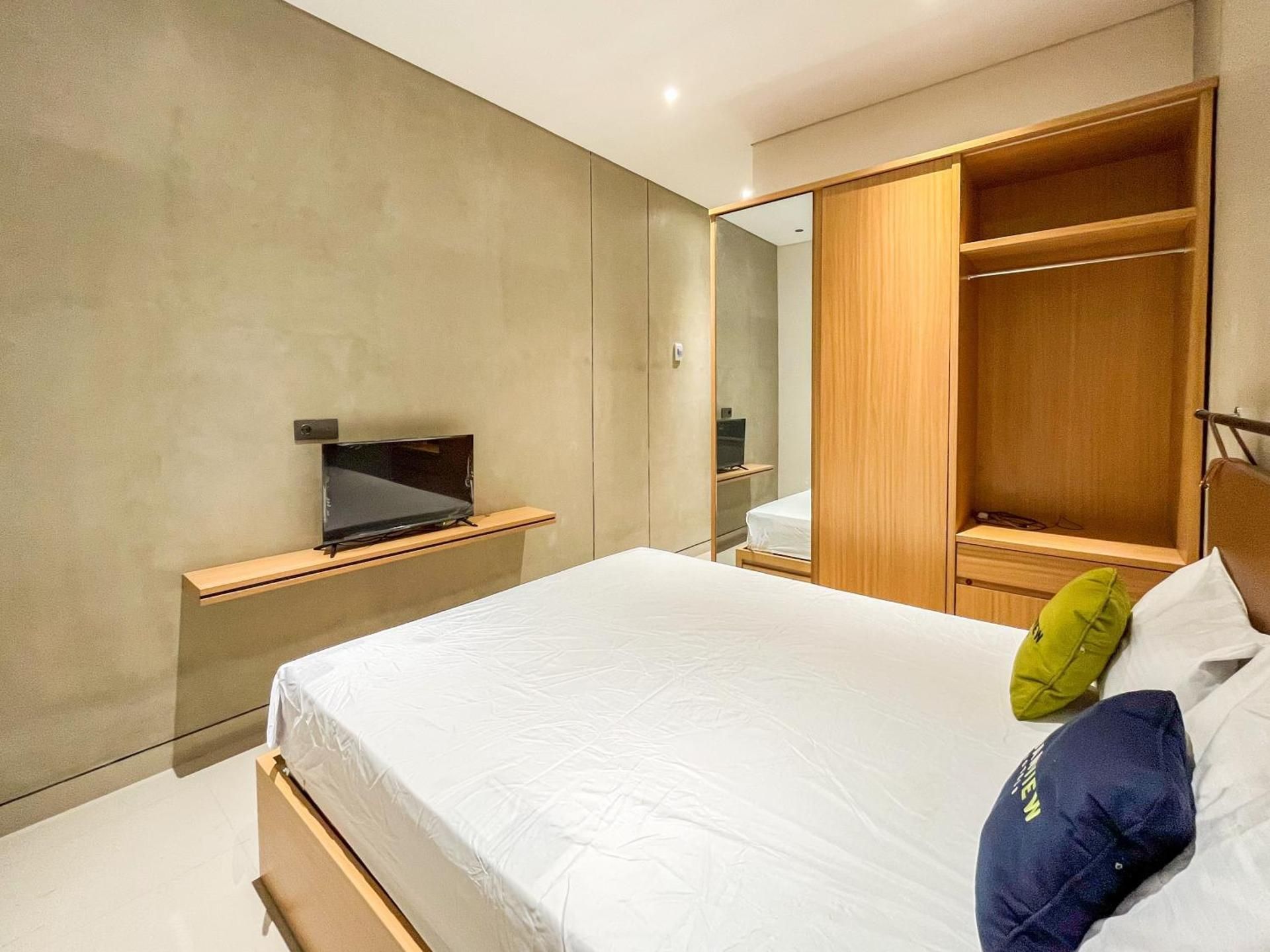 Urbanview Tigatuju Living Blitar Deluxe Room 2