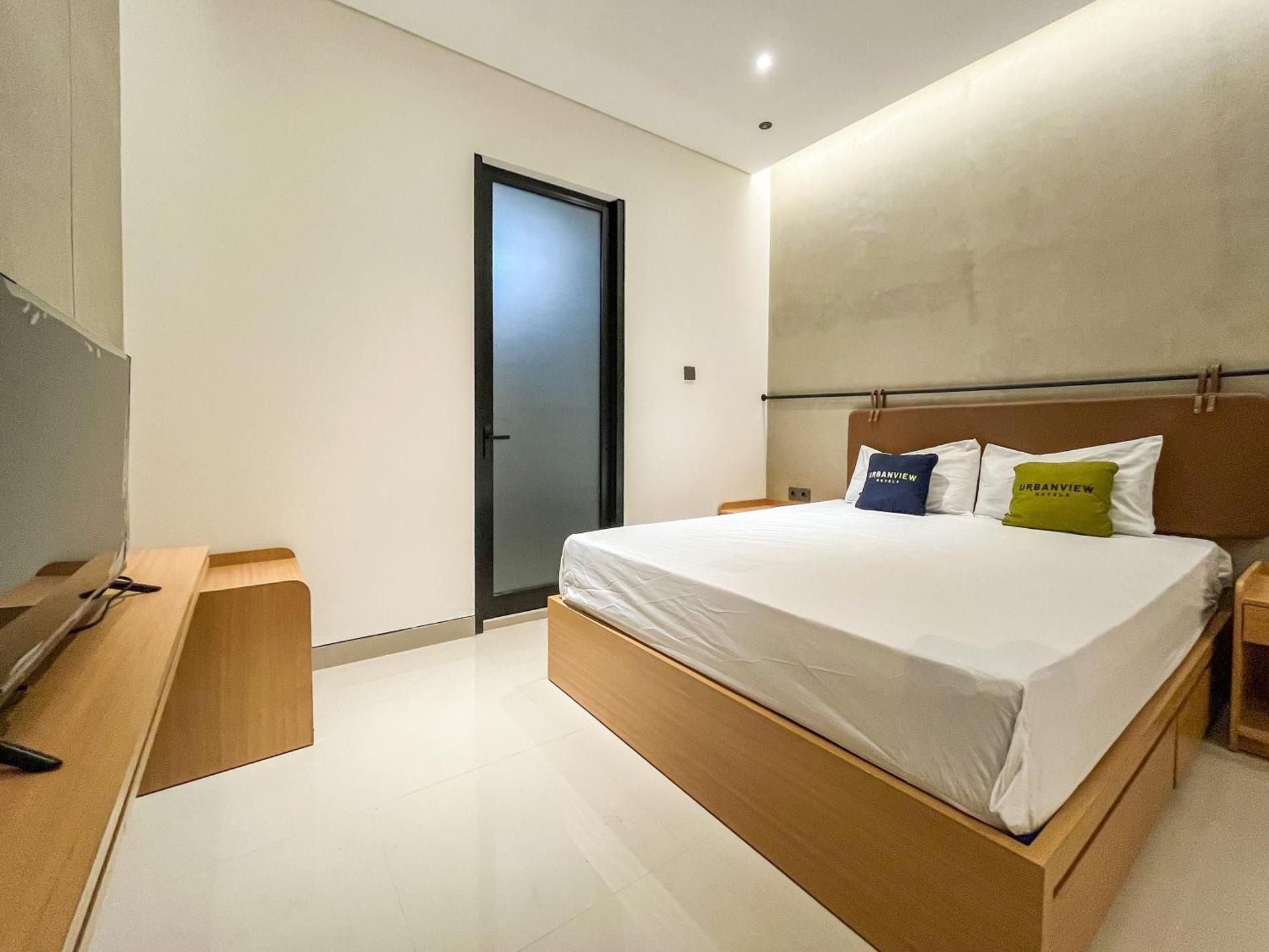 Urbanview Tigatuju Living Blitar Suite Room 3