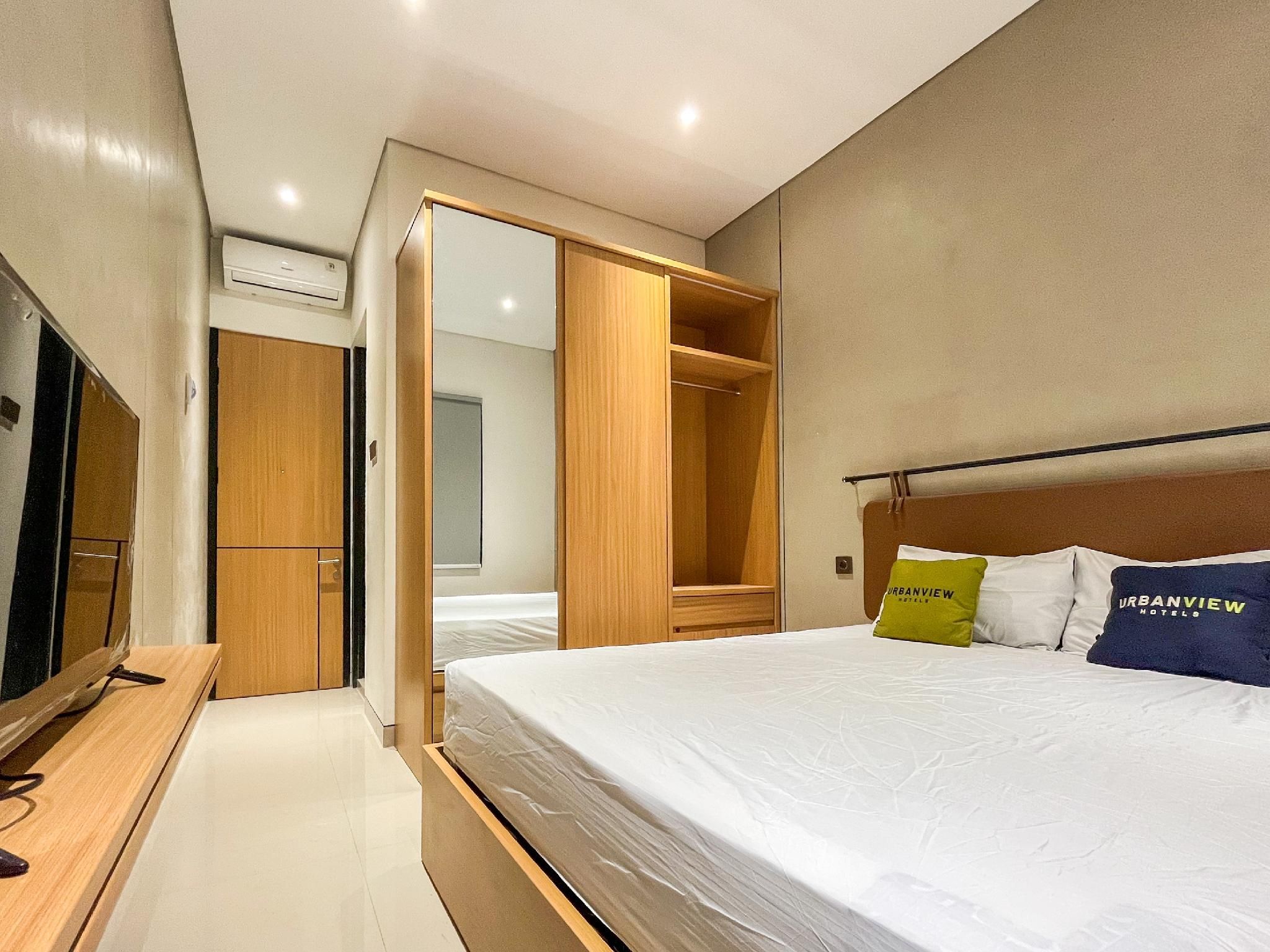Urbanview Tigatuju Living Blitar Deluxe Room