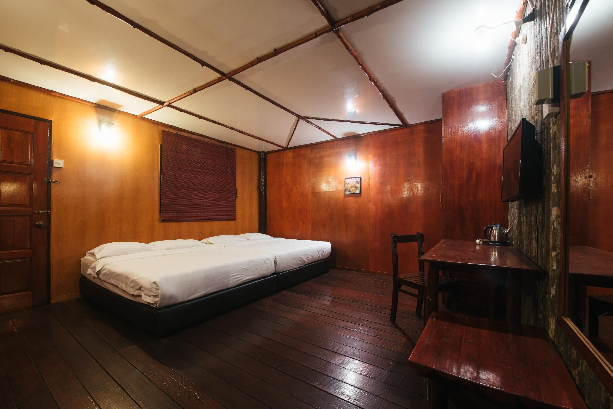 Dragon Inn Floating Resort Standard Family Room 2