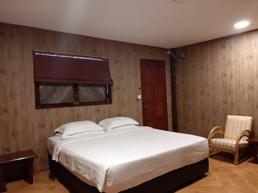 Dragon Inn Floating Resort Deluxe Front View 2