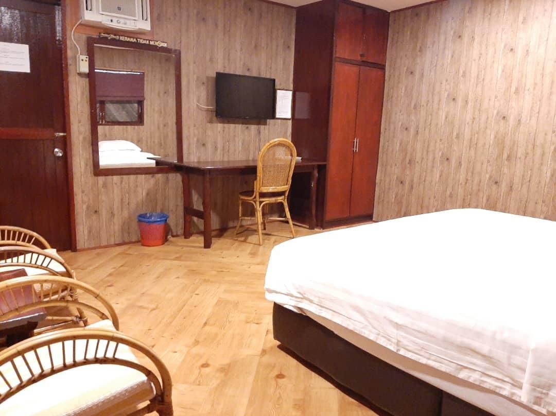 Dragon Inn Floating Resort Deluxe Front View 3