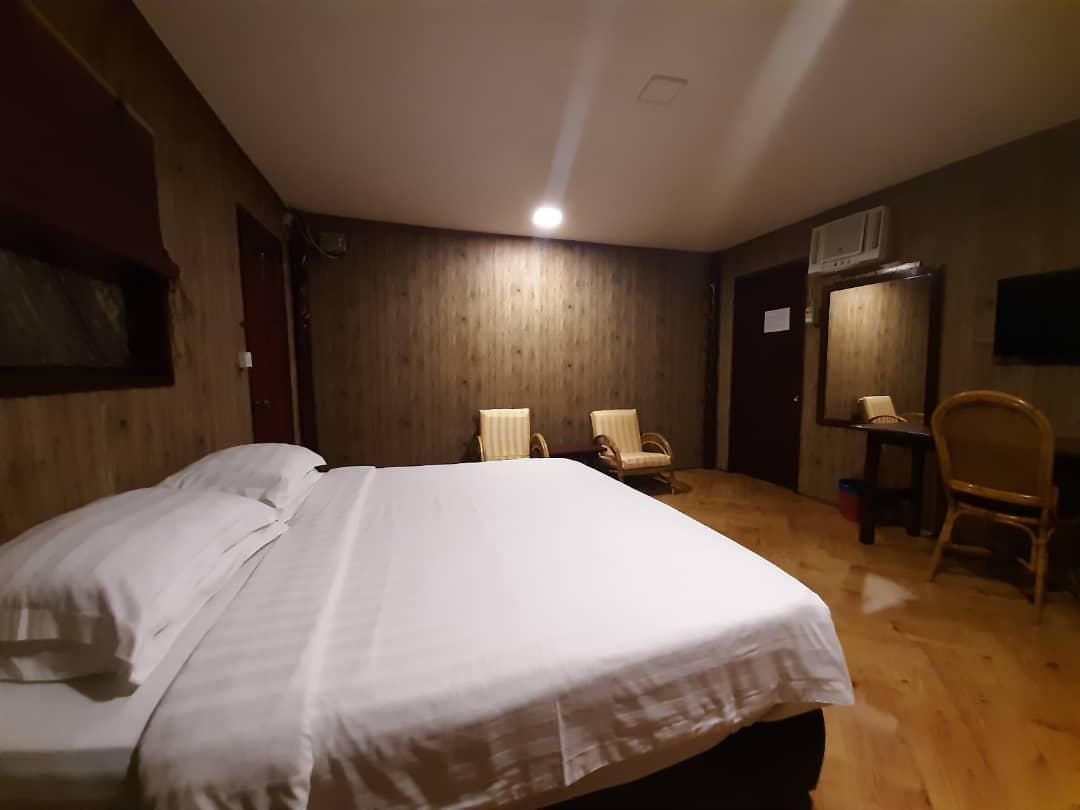 Dragon Inn Floating Resort Deluxe Front View