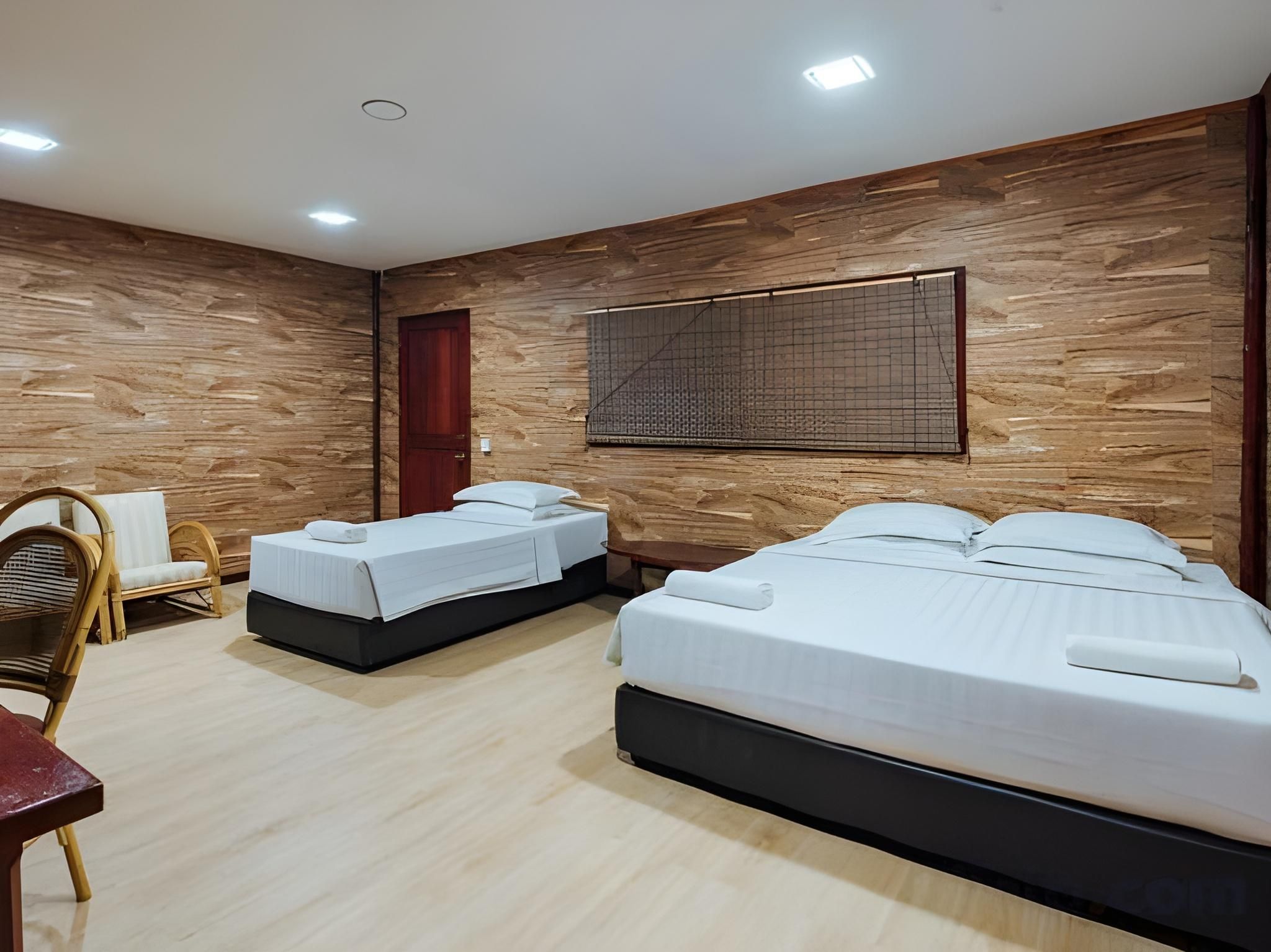 Dragon Inn Floating Resort Standard Family Room 3