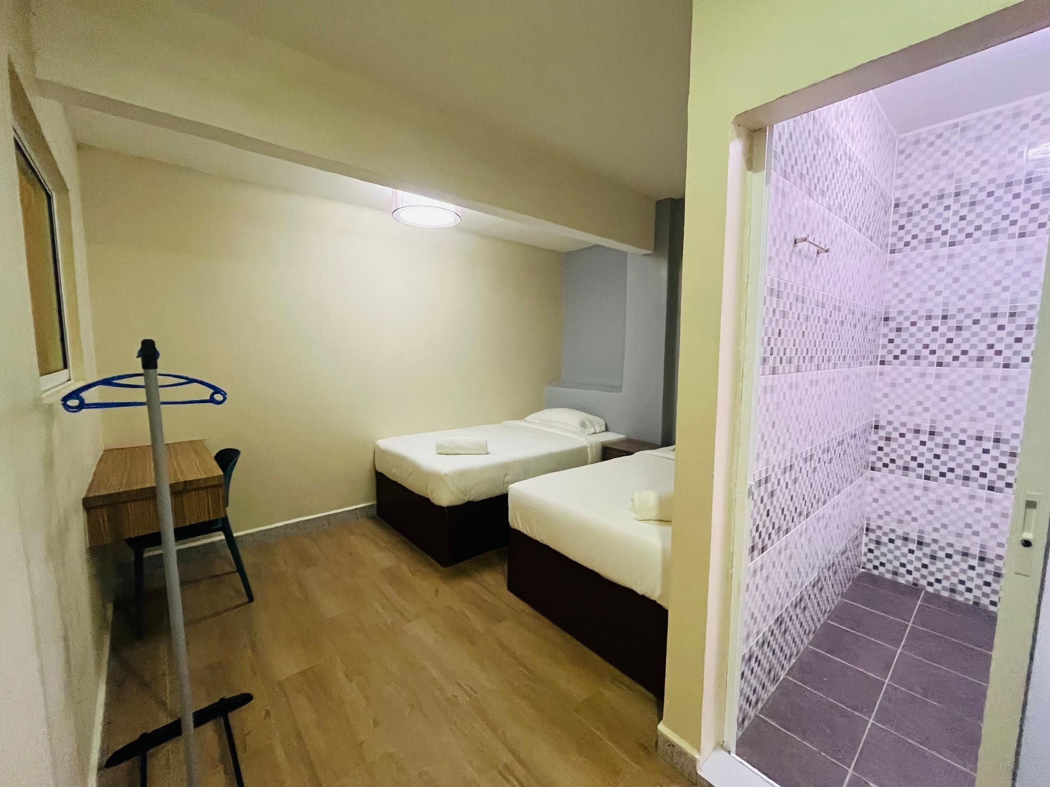 SemRock Hotel Twin Room without Window 2