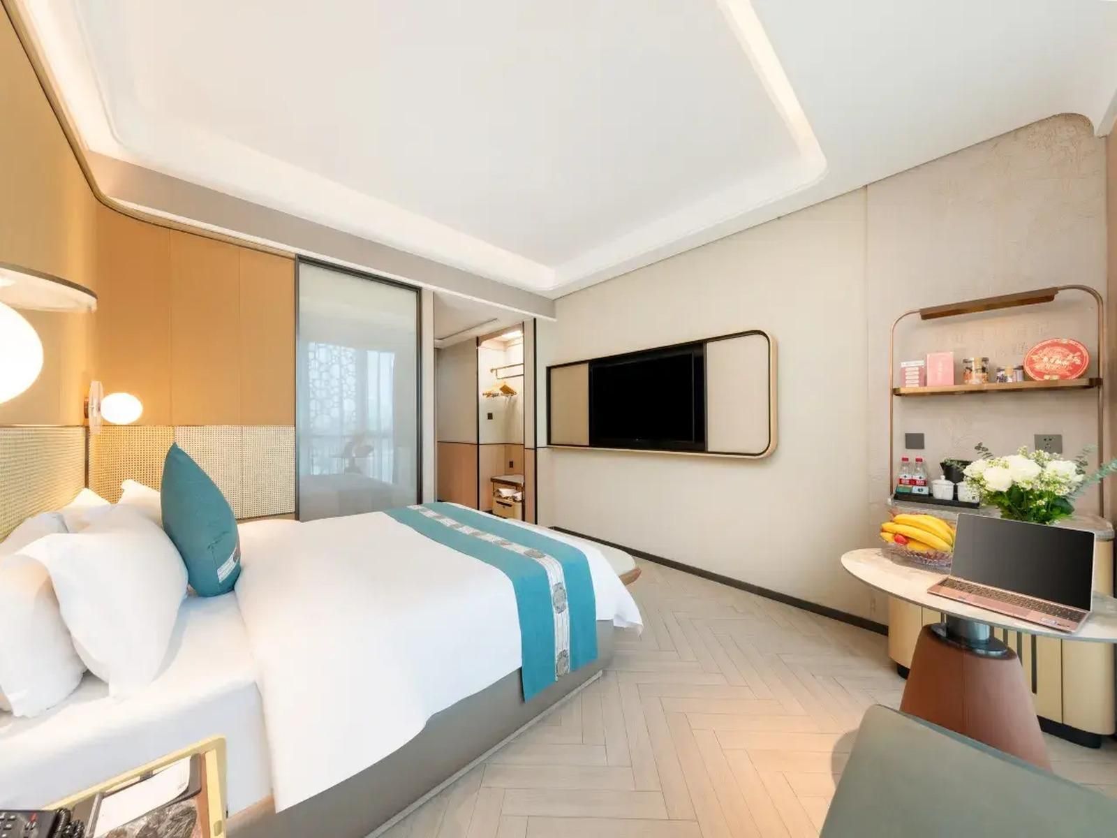 Light and Extravagant Double Room - Movie Included