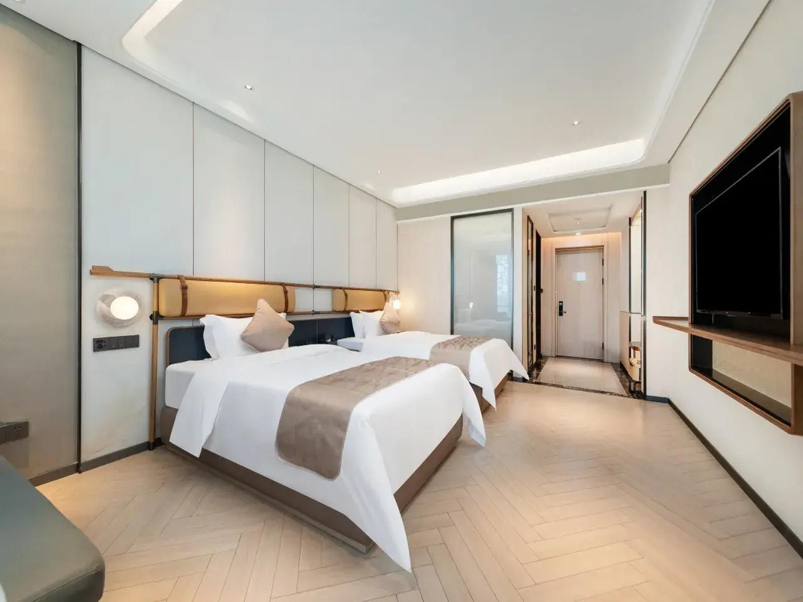 Light and Extravagant Twin Room - Movie Included