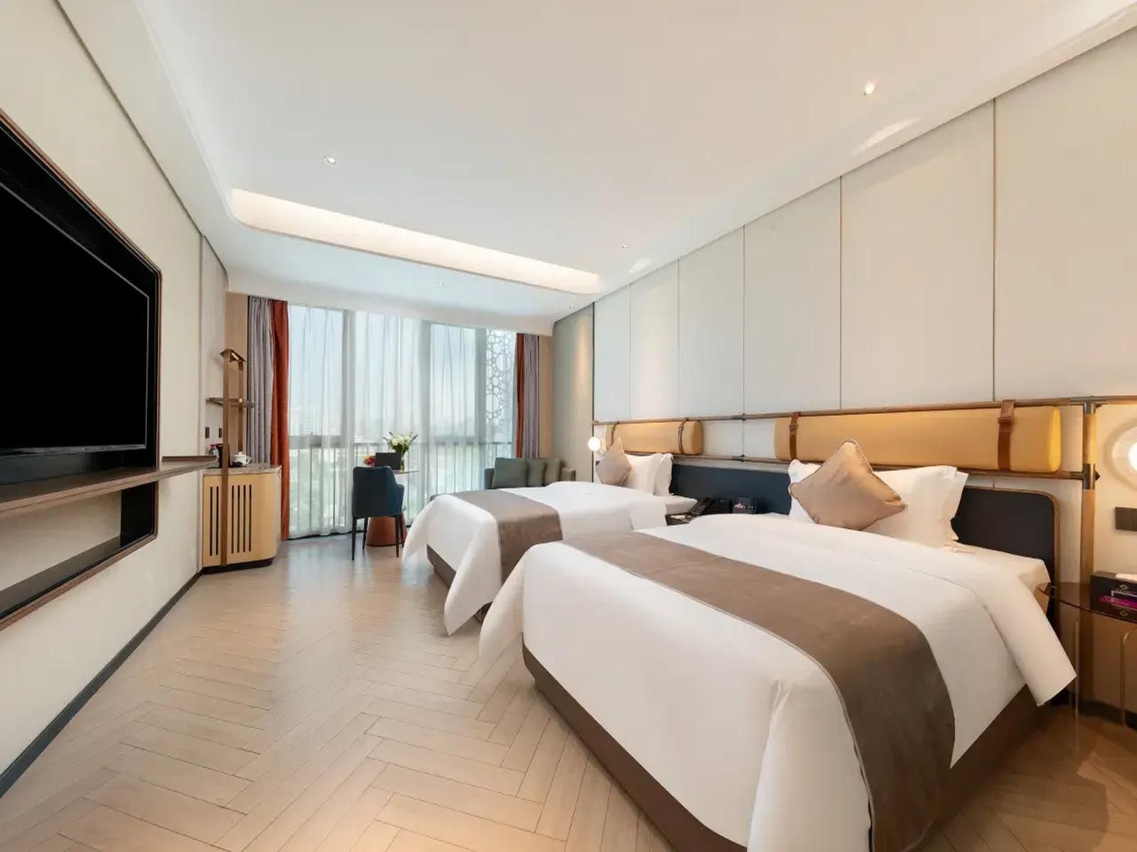 Light and Extravagant Twin Room - Movie Included