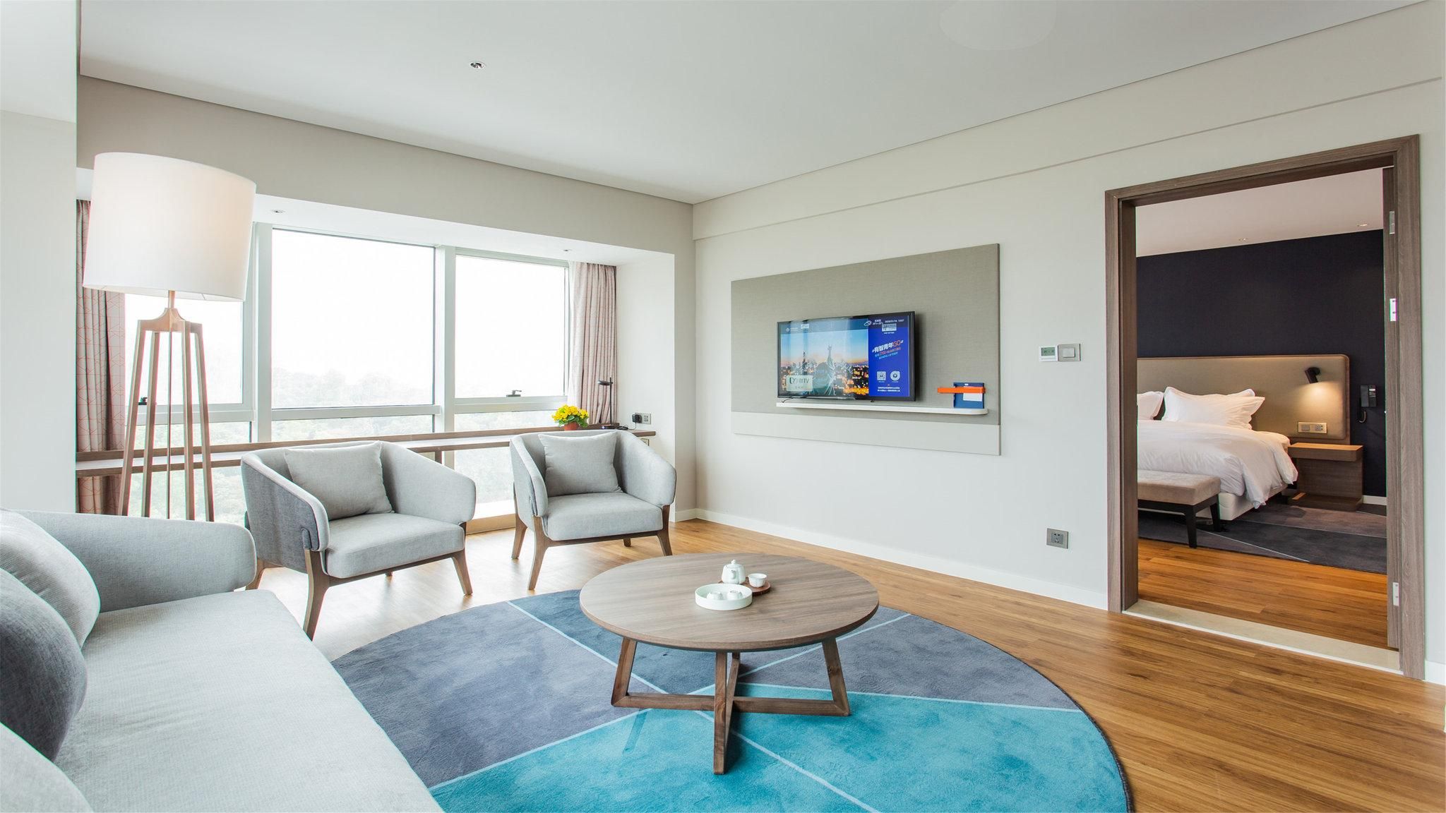 1 King 1 Bedroom Suite With Living Area Nonsmoking