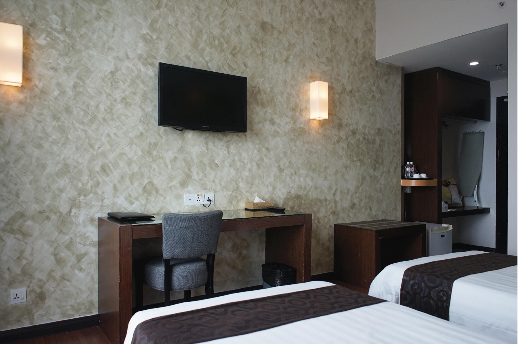 LA Hotel Premier Deluxe Twin Room