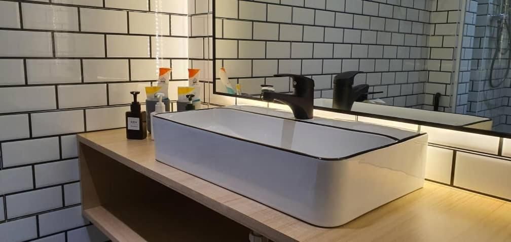 Cozy Queen Non Window