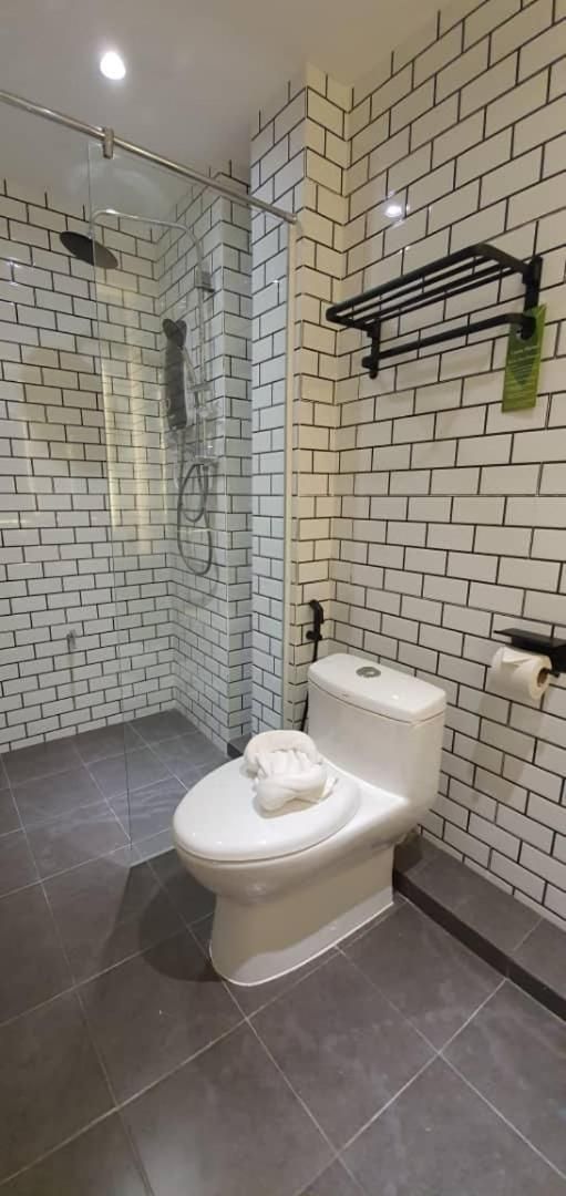 Cozy Queen Non Window