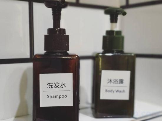 VISTA HOTEL Cozy Queen Room No Window 3