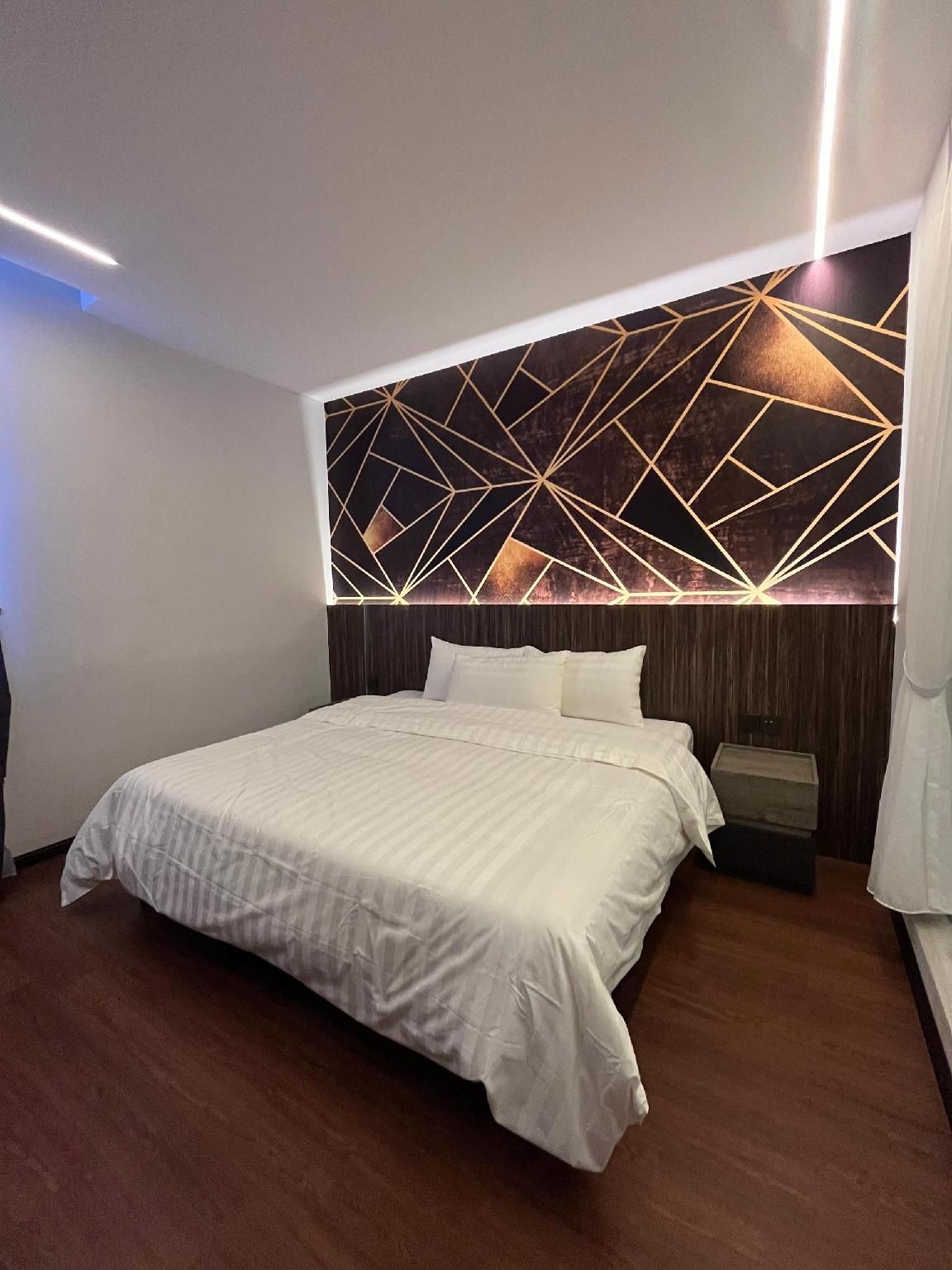 Second Floor Standard - King Bed - Non-Smoking