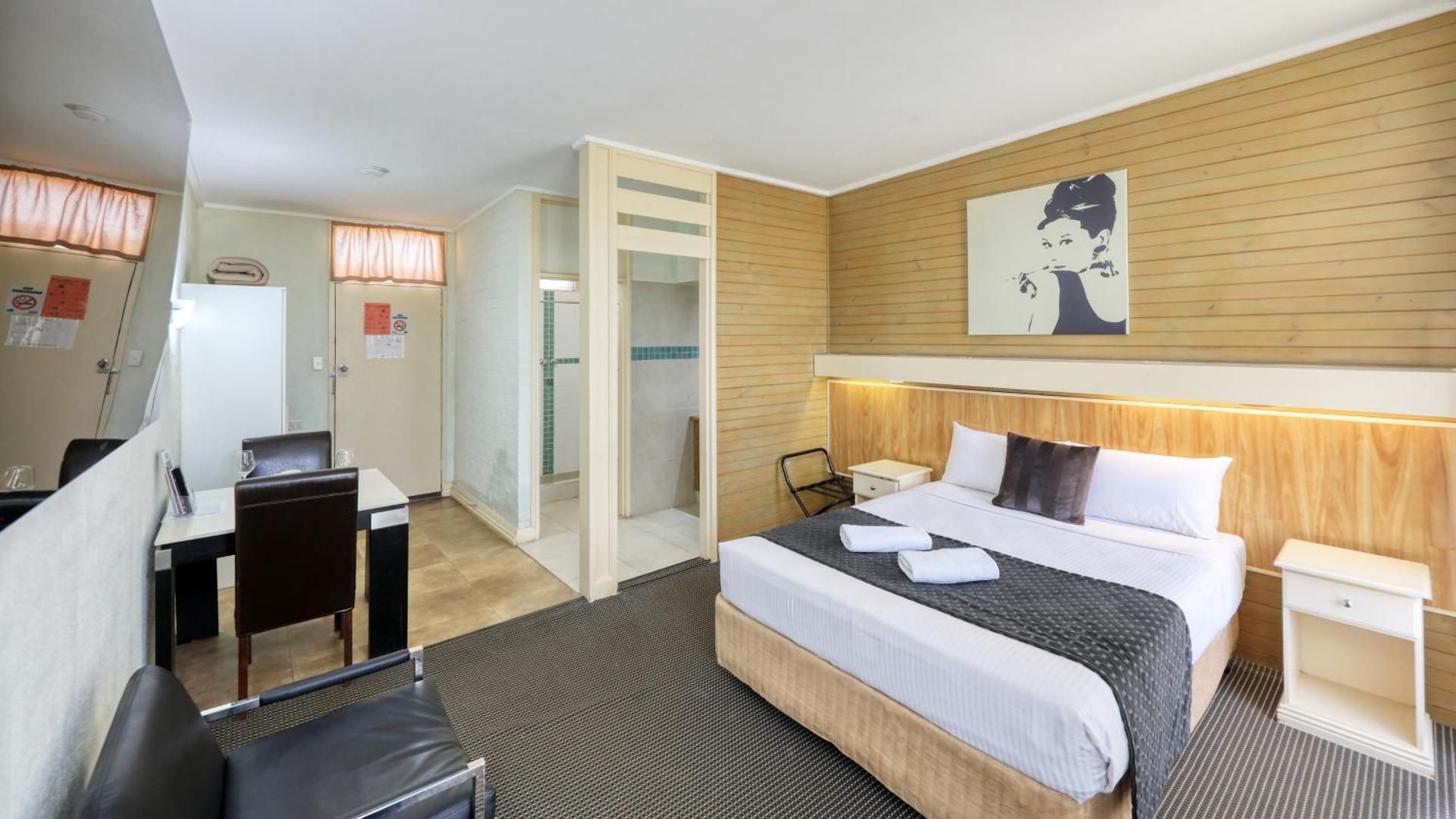 New Economy Queen Room 
