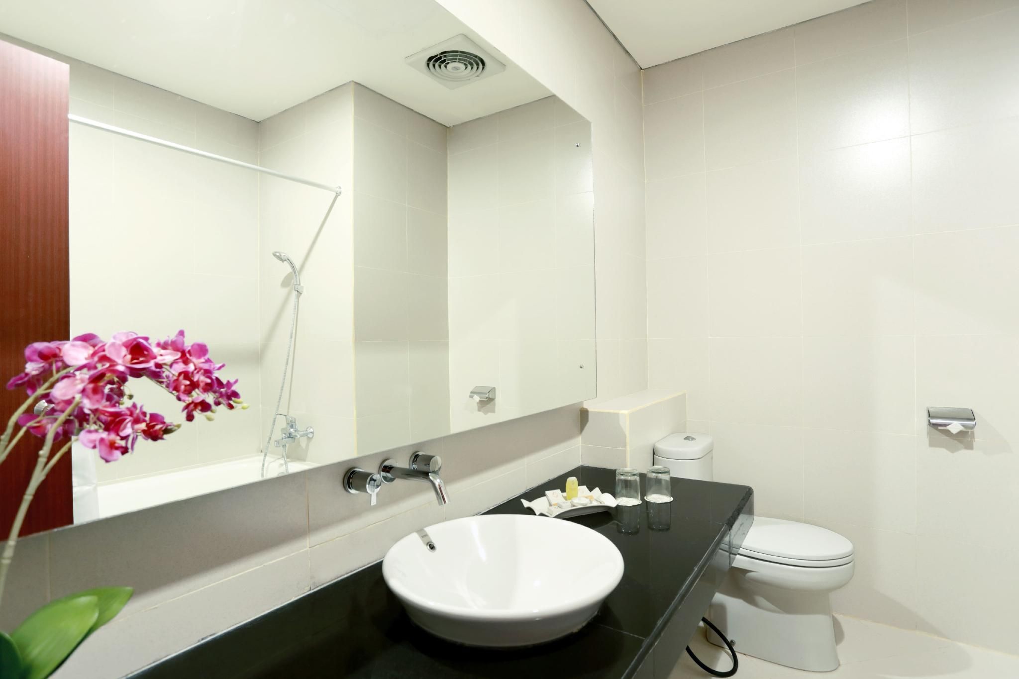 Sutan Raja Hotel & Convention Palu Deluxe Room 3