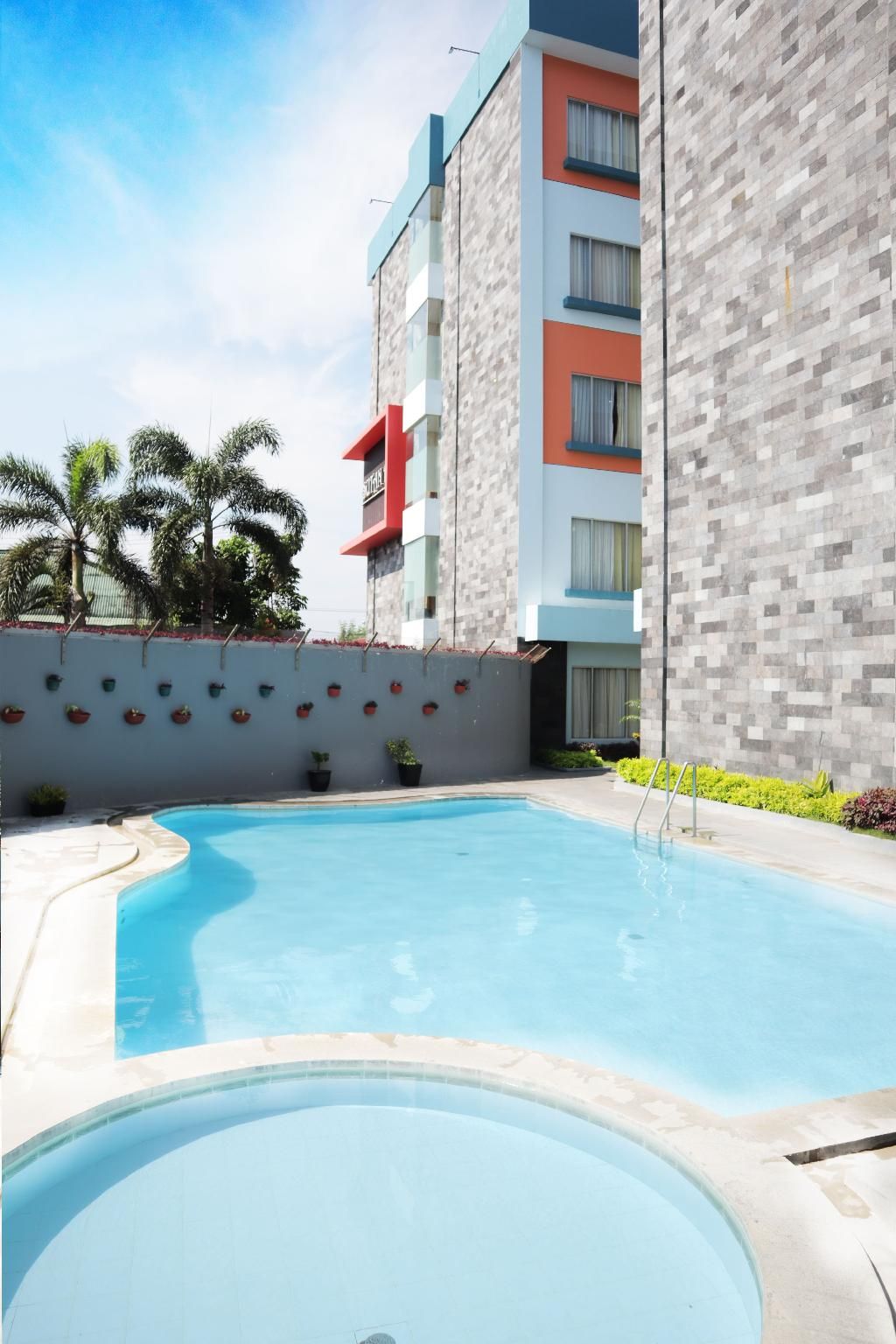 swimming pool [outdoor]