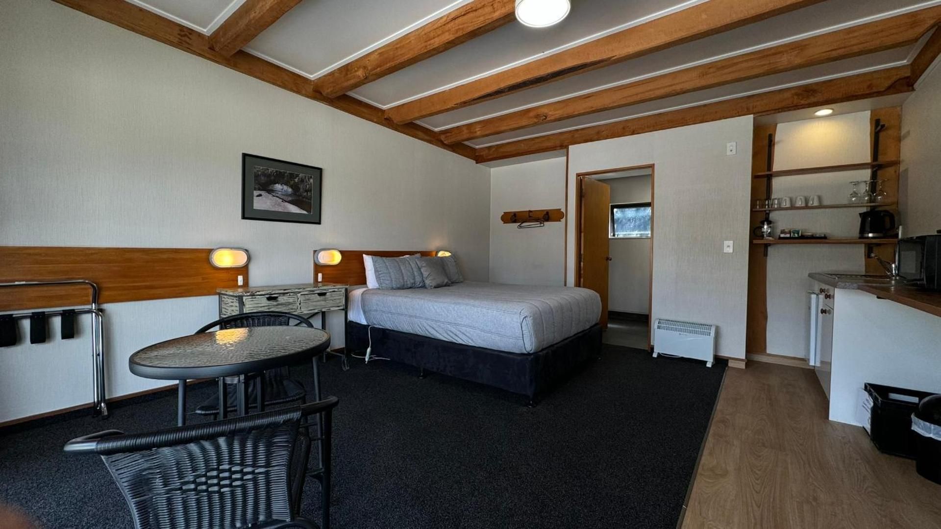 Deluxe Queen Studio