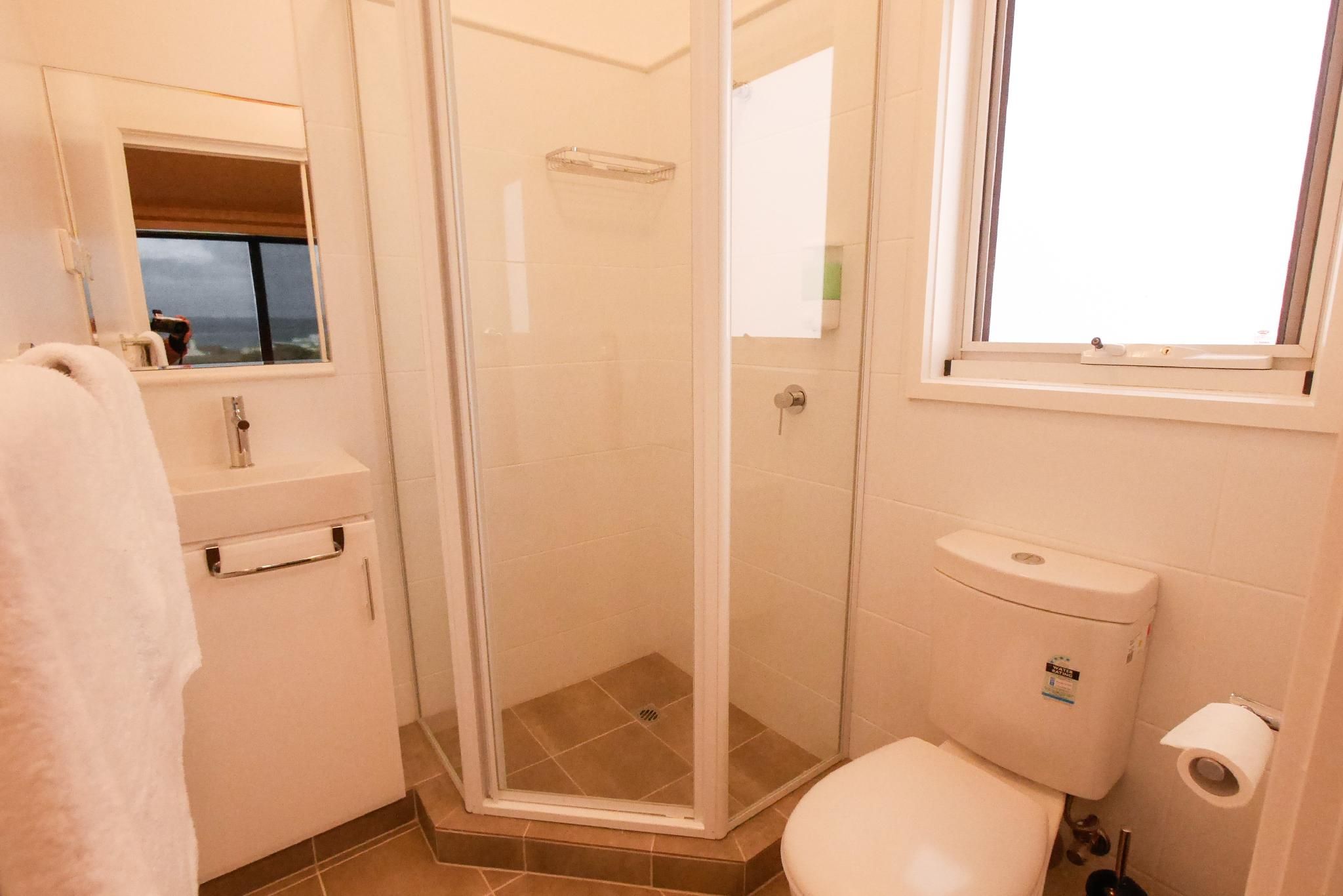 YHA Port Elliot Beach House Ocean View Double Room with En-Suite 3