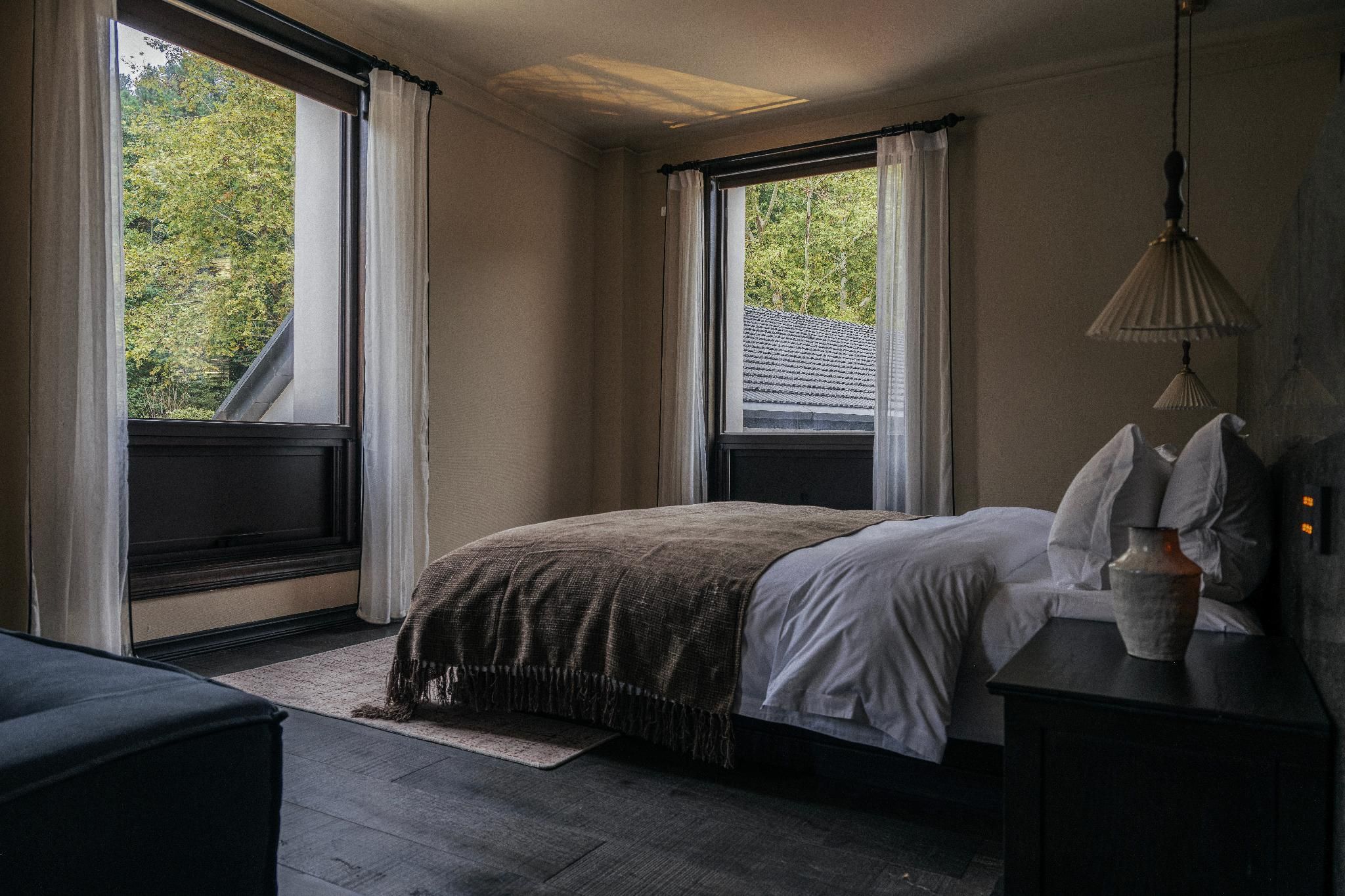 Stand Queen Room