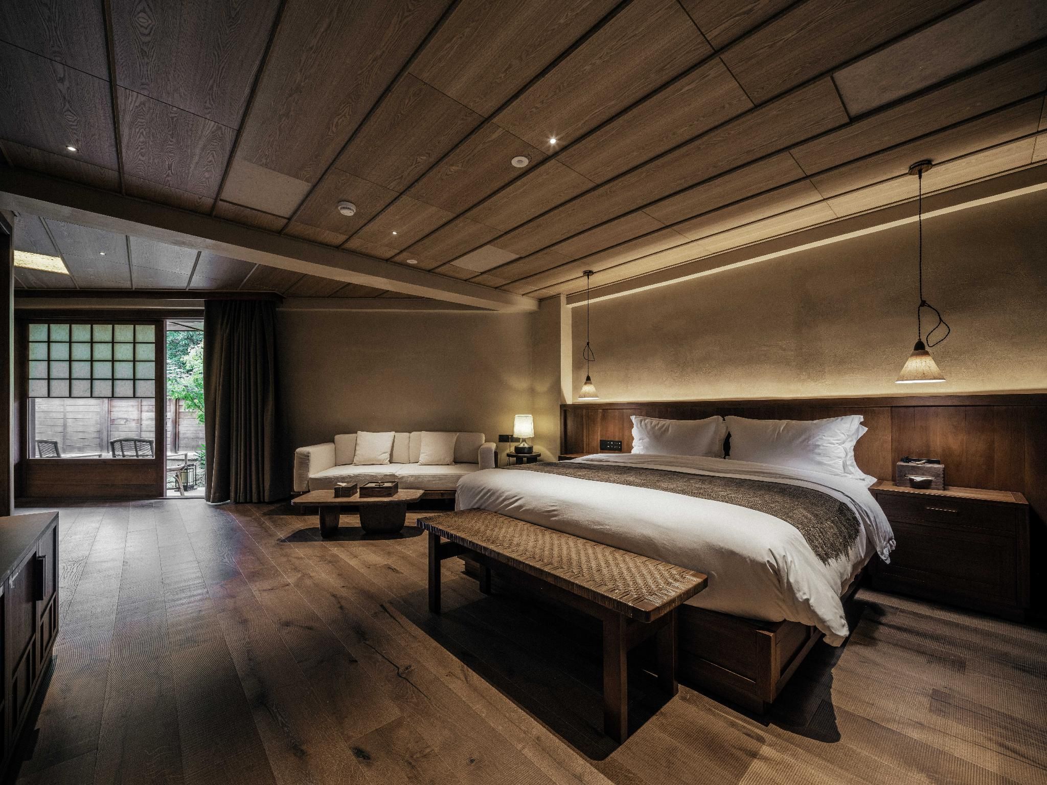 Room with Queen Bed