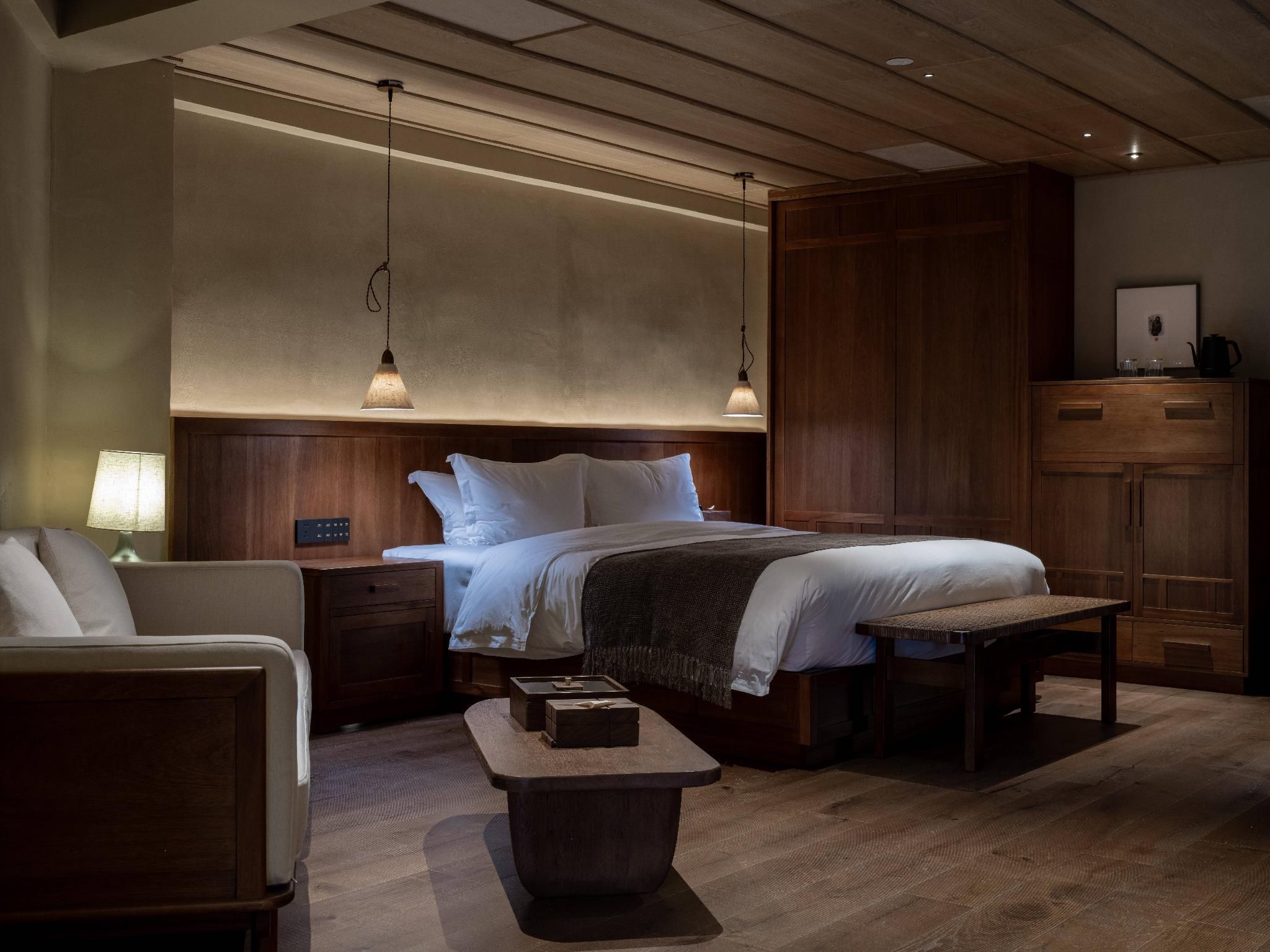 Room with Queen Bed