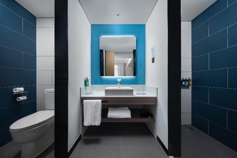 Holiday Inn Express Jingdezhen City Center By IHG 1 King Suite 2