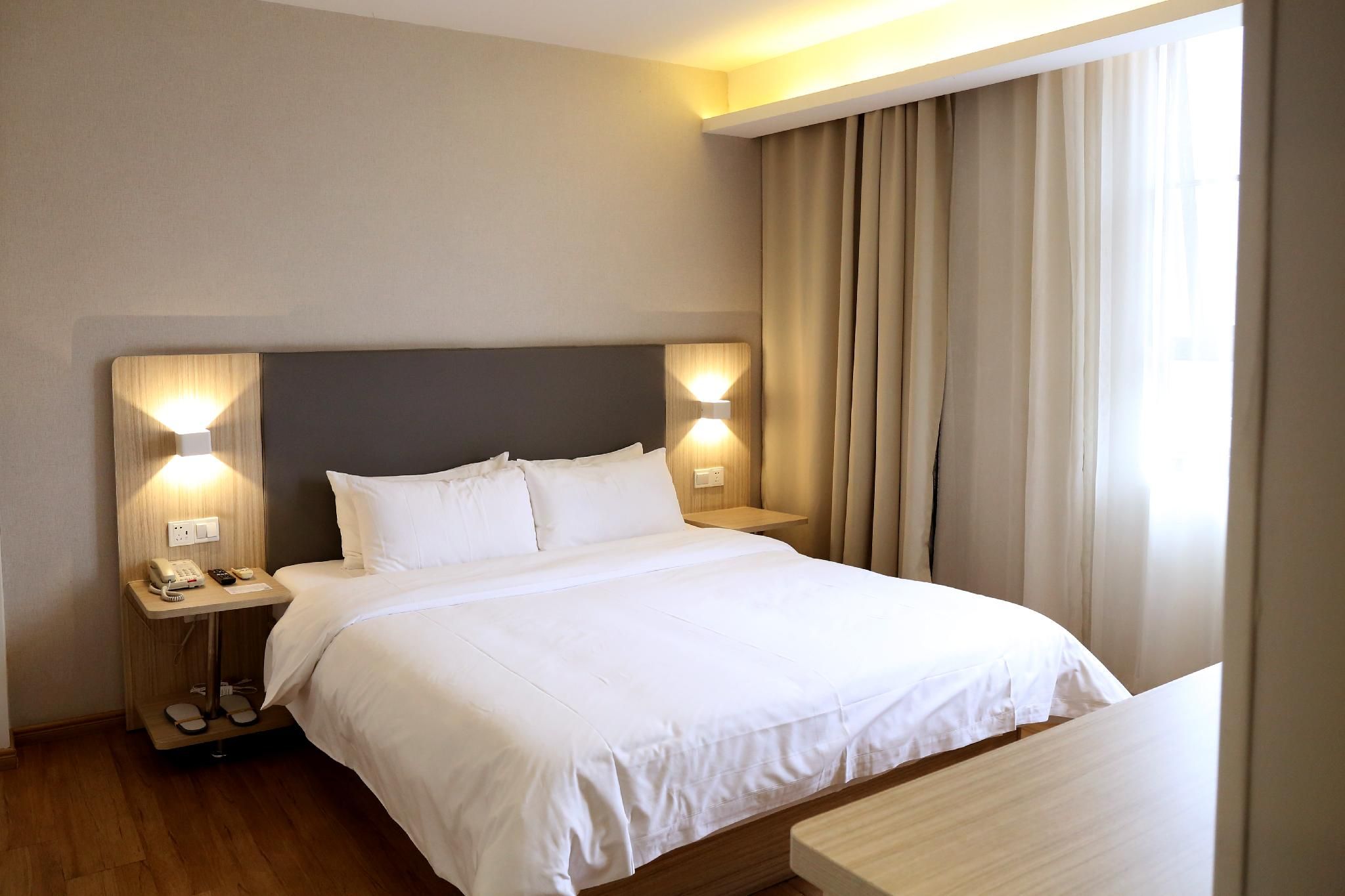 Huazhu - Room With Bed