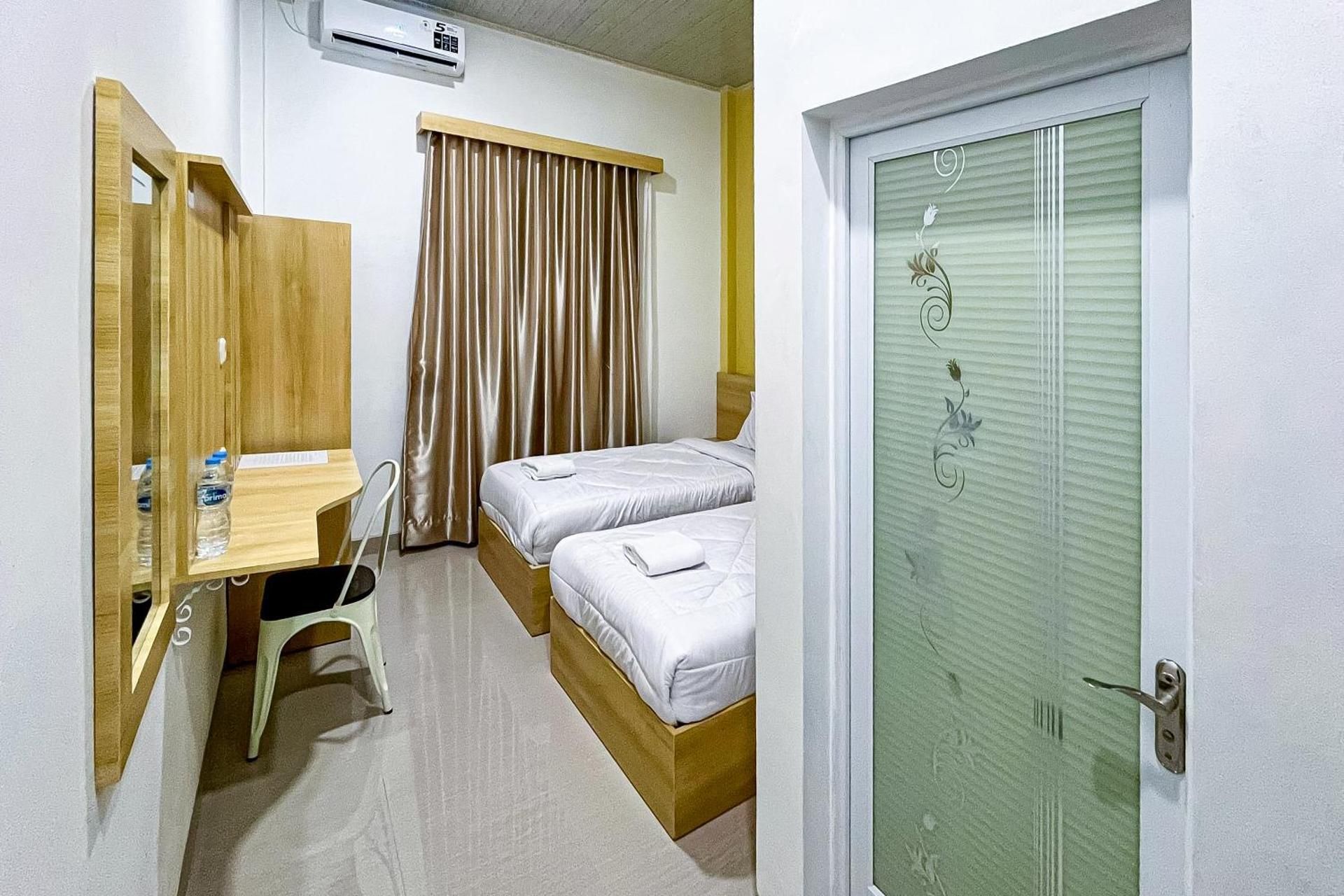 RedDoorz Plus @ Krishna Homestay Kupang Deluxe Twin 2