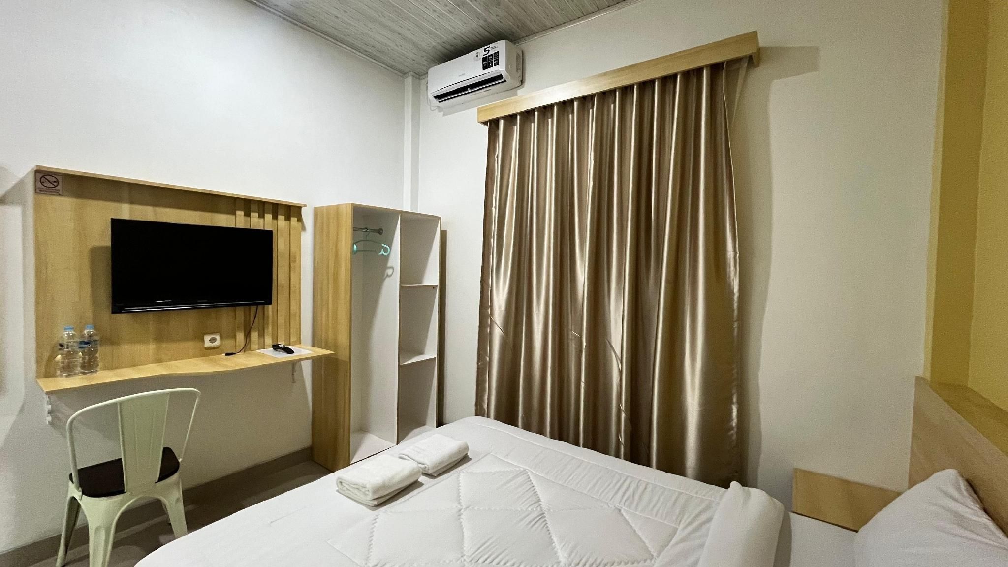 RedDoorz Plus @ Krishna Homestay Kupang Deluxe Room