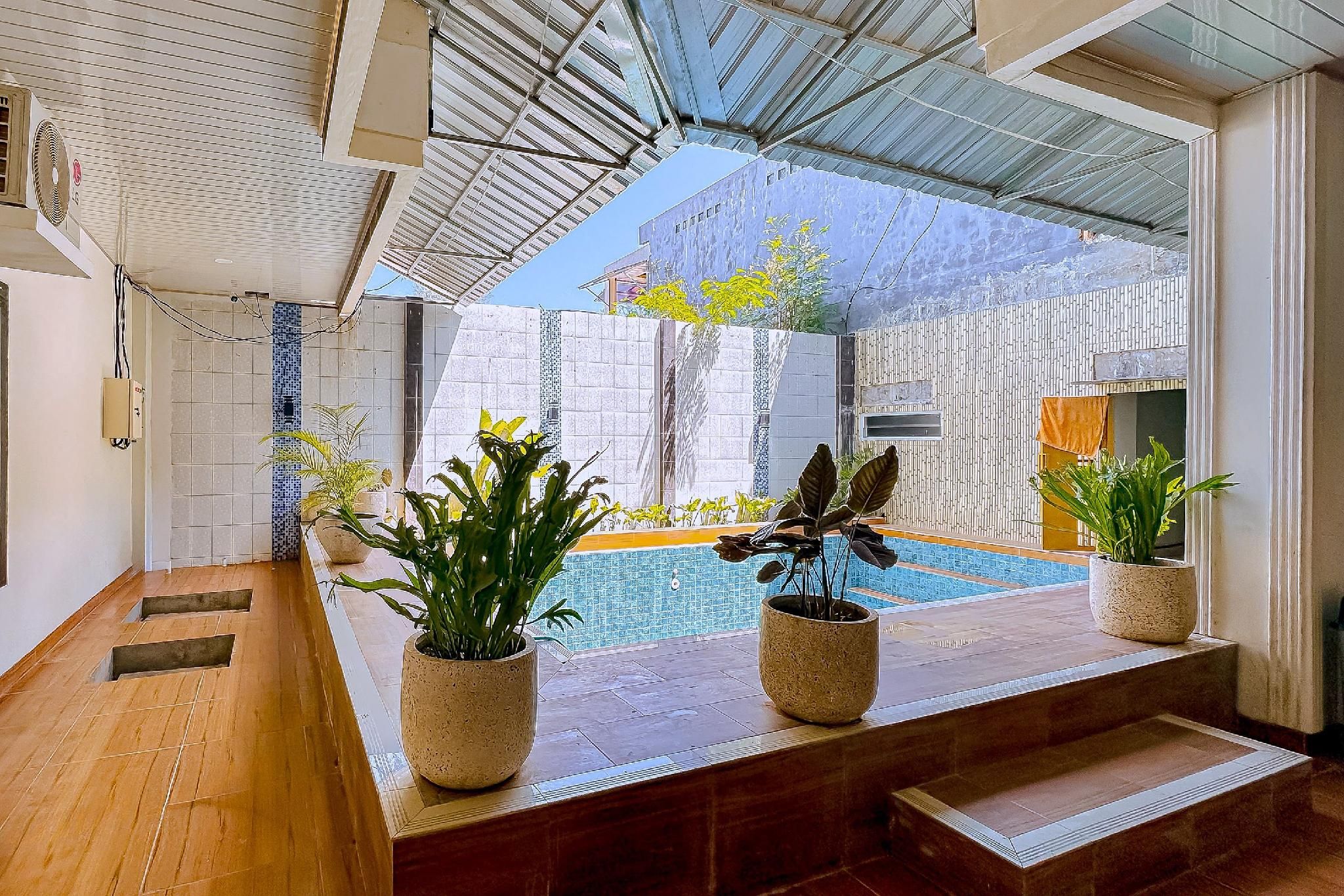 swimming pool [outdoor]